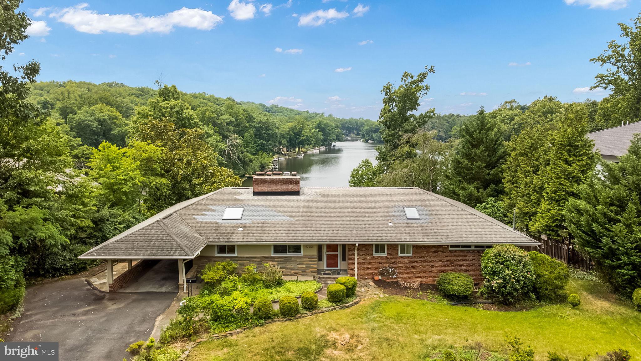 LAKE BARCROFT - Residential