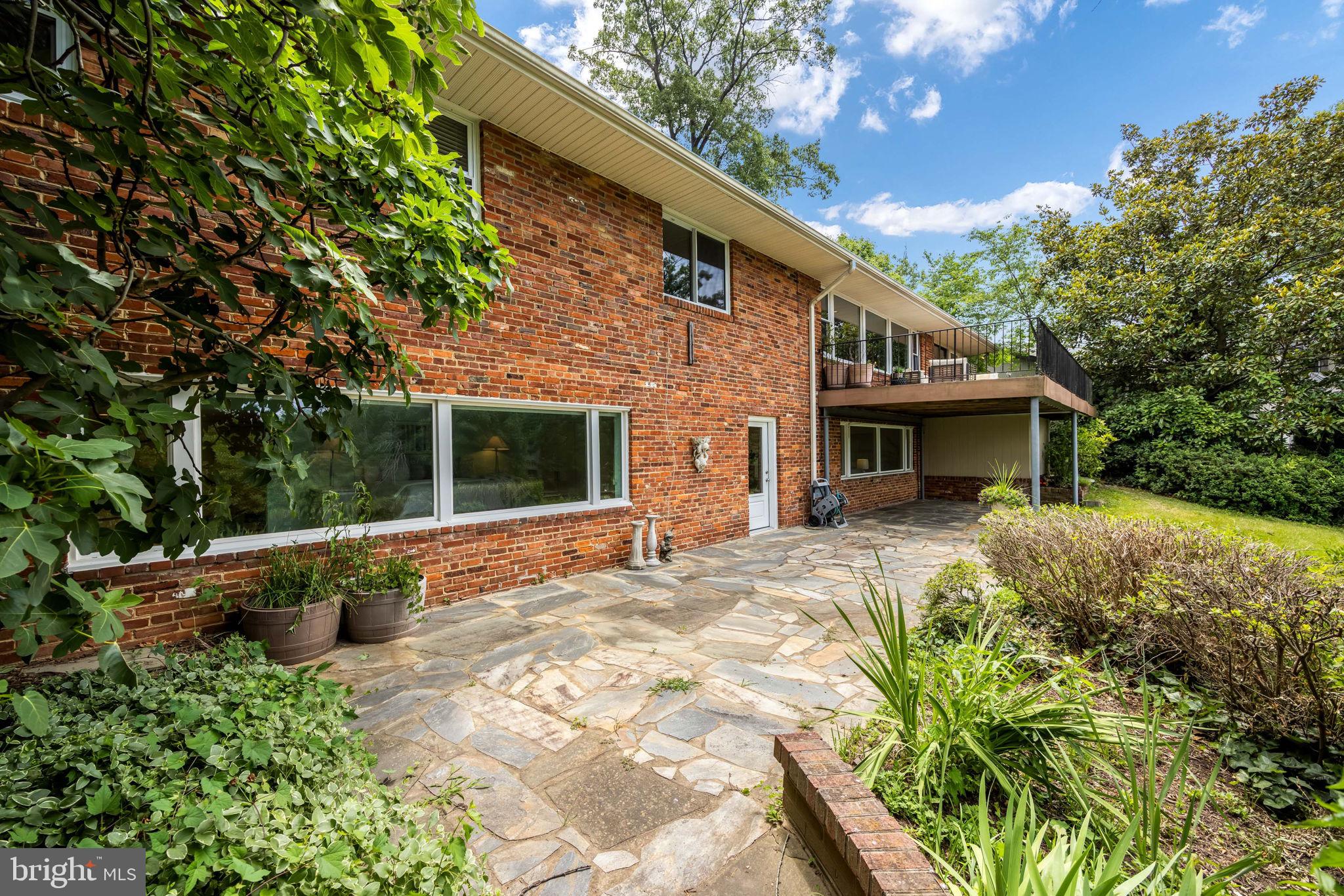 LAKE BARCROFT - Residential