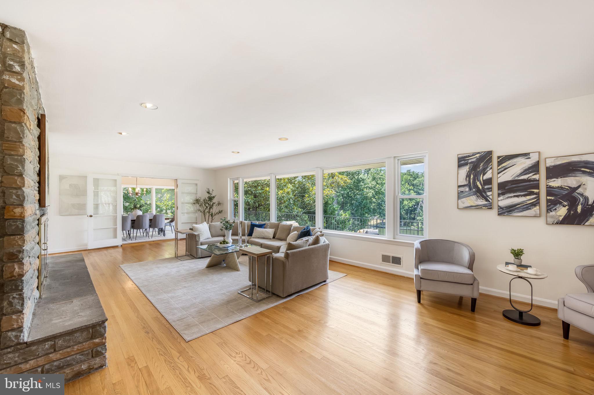 LAKE BARCROFT - Residential
