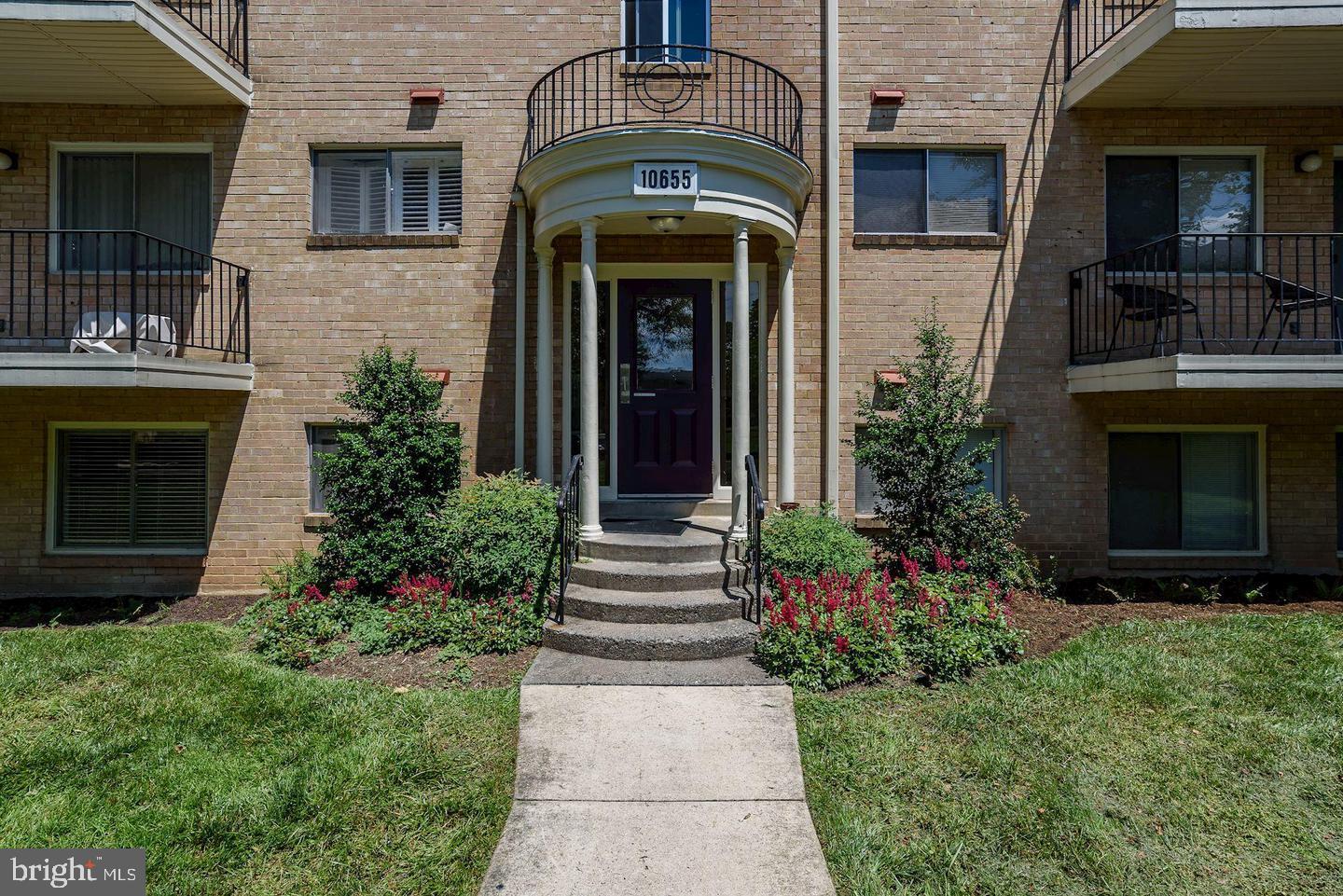 Sunny and spacious 1Bed/1Bath Parkside Condominium offers a large open floor plan, mellow hardwood floors and bright white kitchen. Award-winning community includes a pool, tennis courts, playground, storage and parking! Convenient to Grosvenor-Strathmore Metro, MARC station, Rock Creek Park, I-270 and I-495.