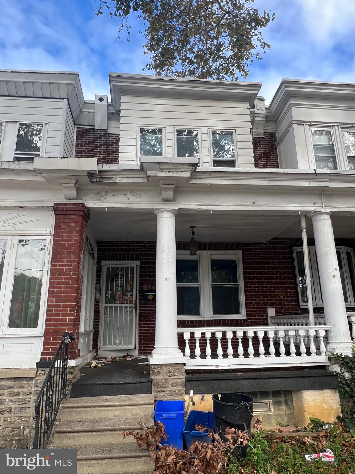 Well kept row house, new floor, newer windows, just move in.