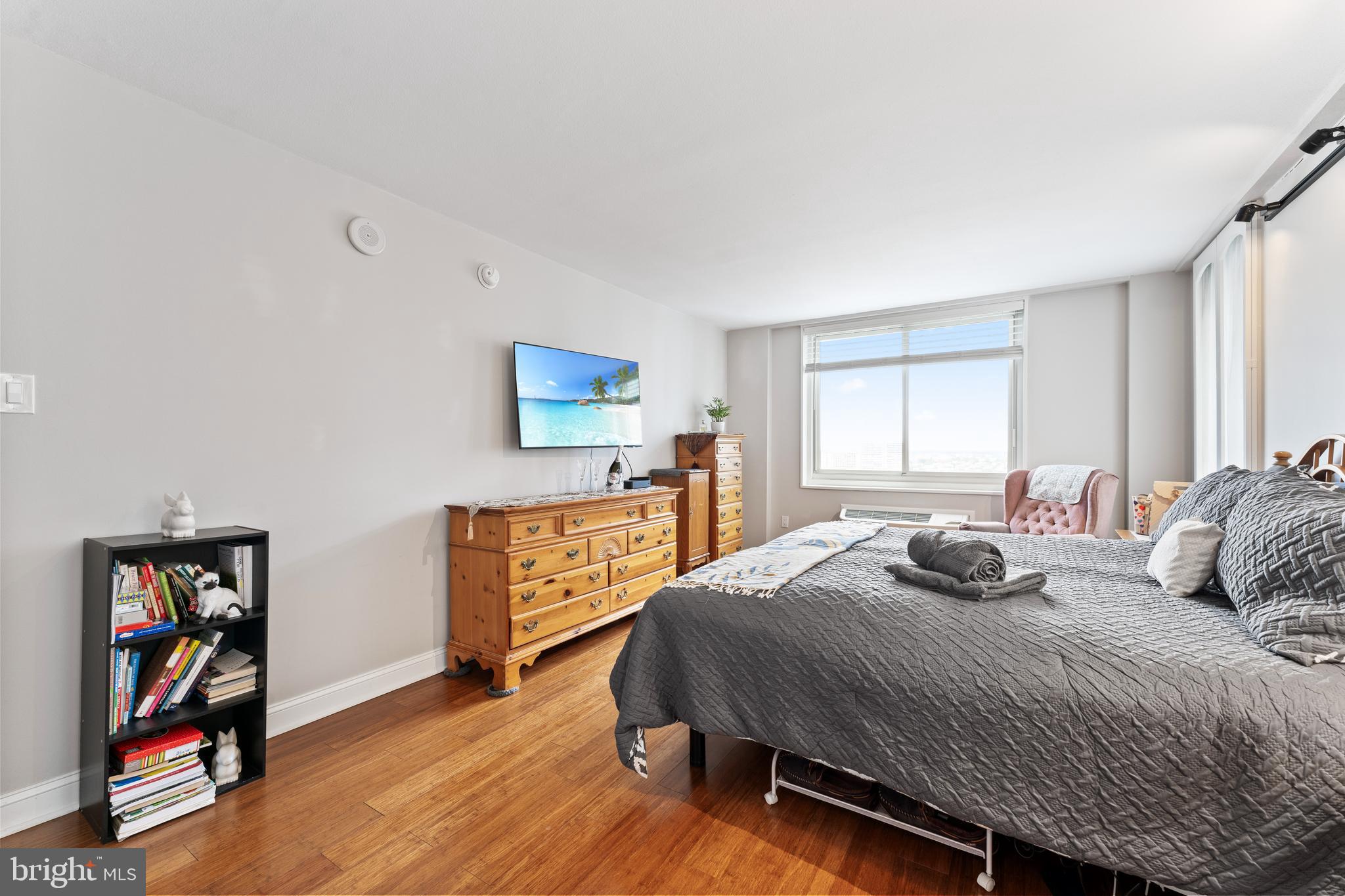 LOGAN SQUARE - Residential