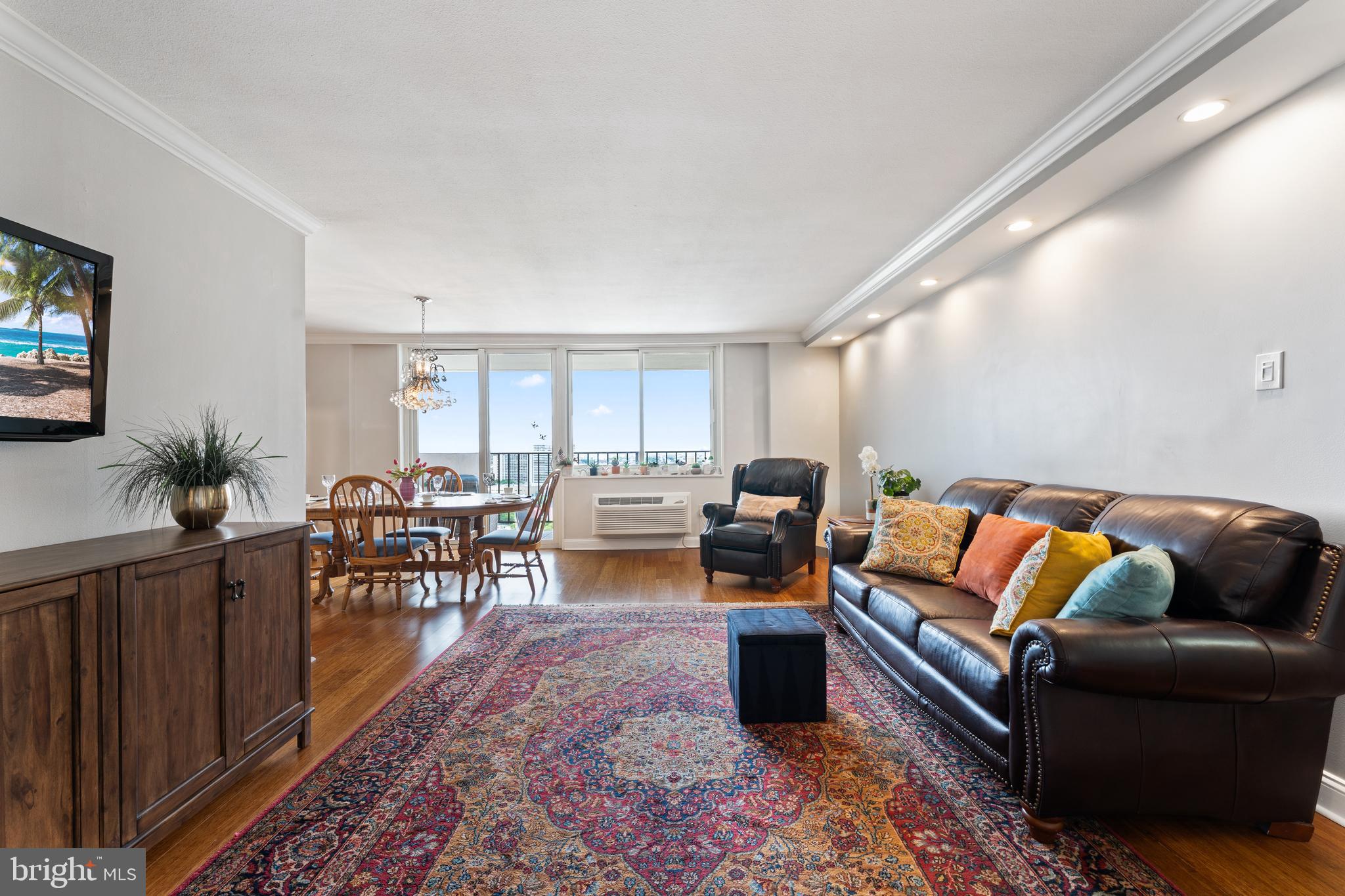 LOGAN SQUARE - Residential