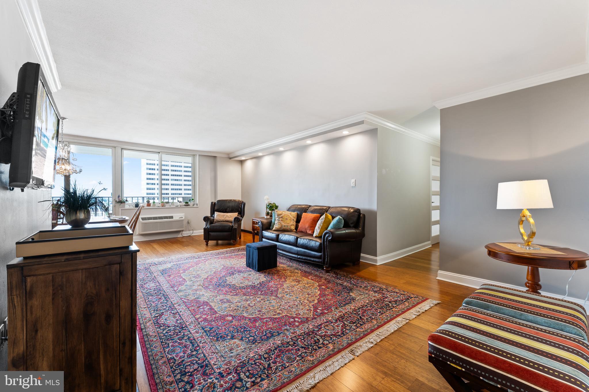 LOGAN SQUARE - Residential