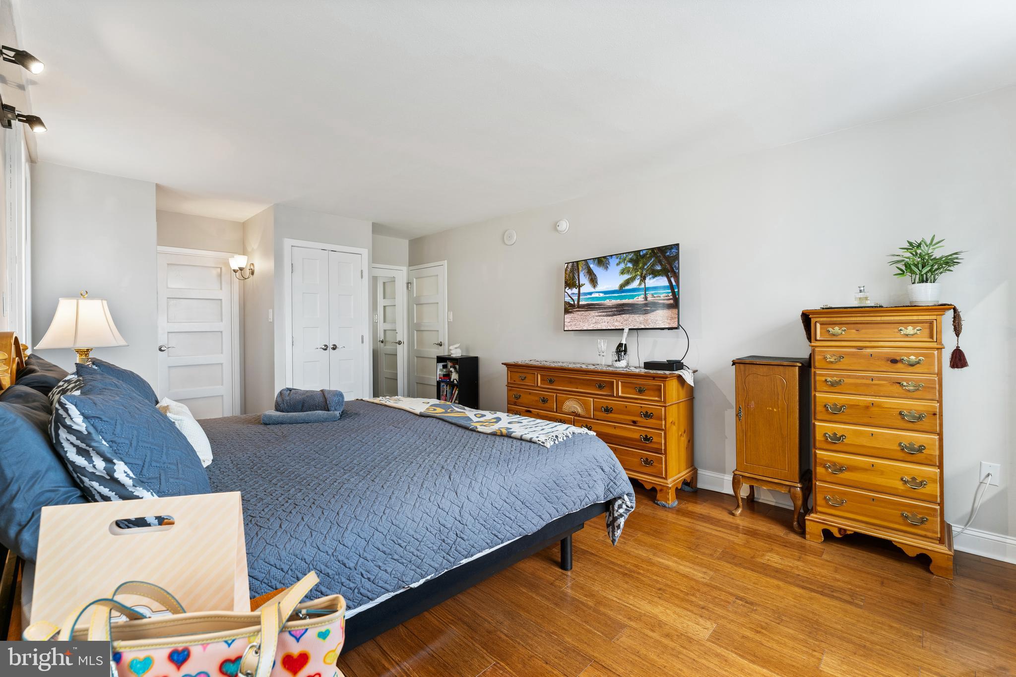 LOGAN SQUARE - Residential