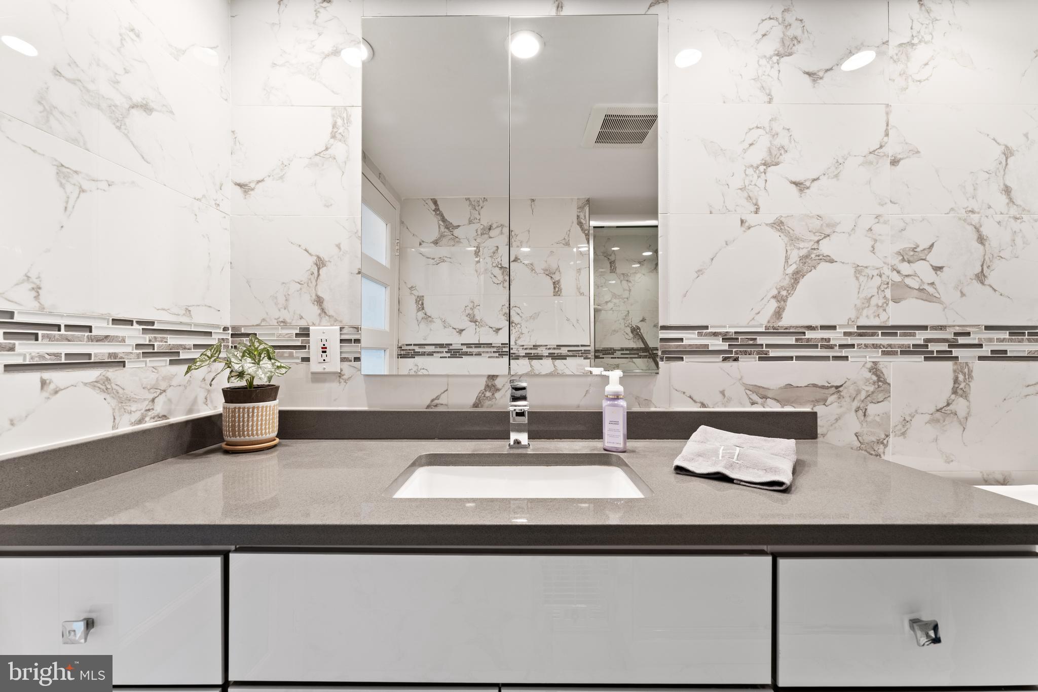 LOGAN SQUARE - Residential