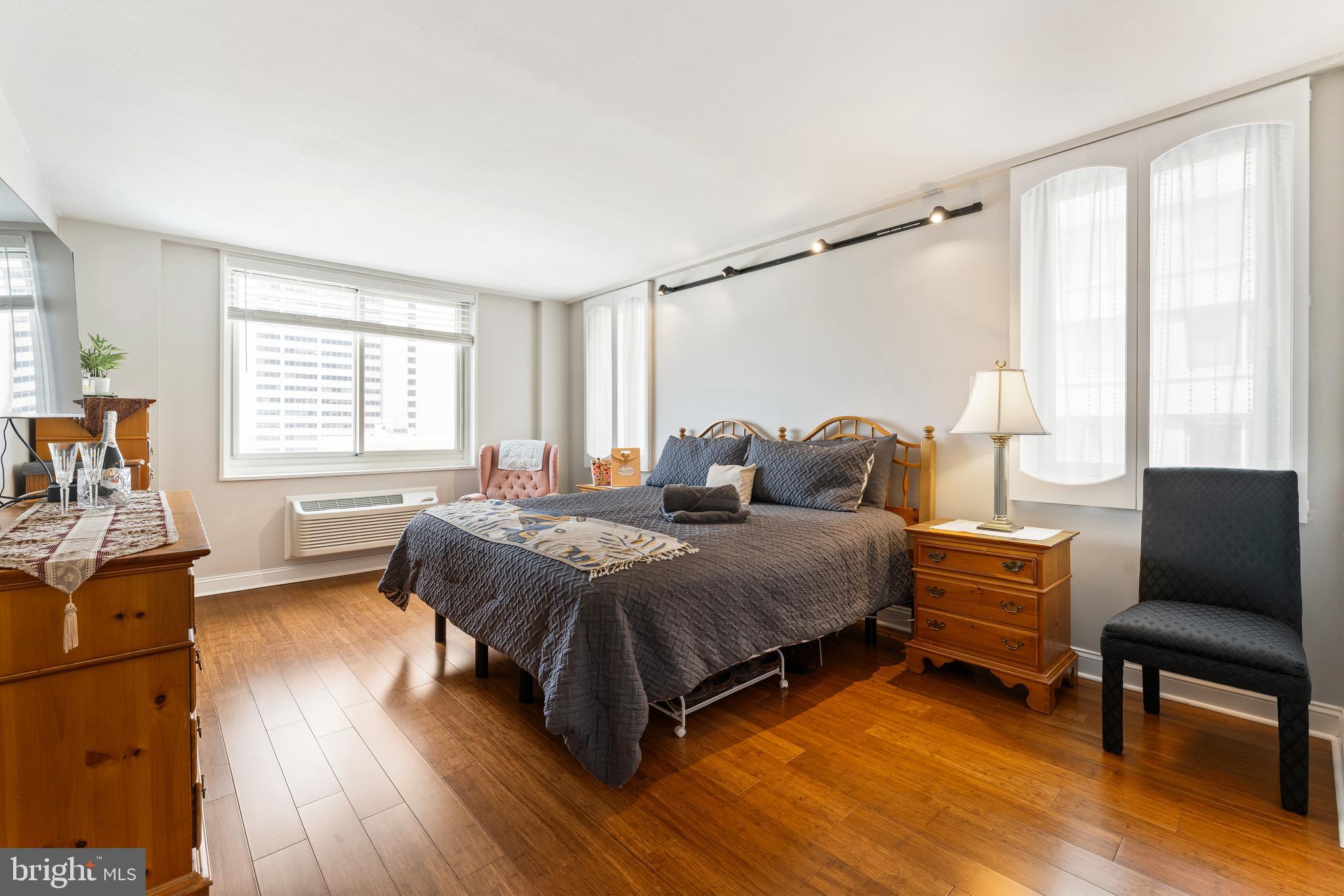 LOGAN SQUARE - Residential