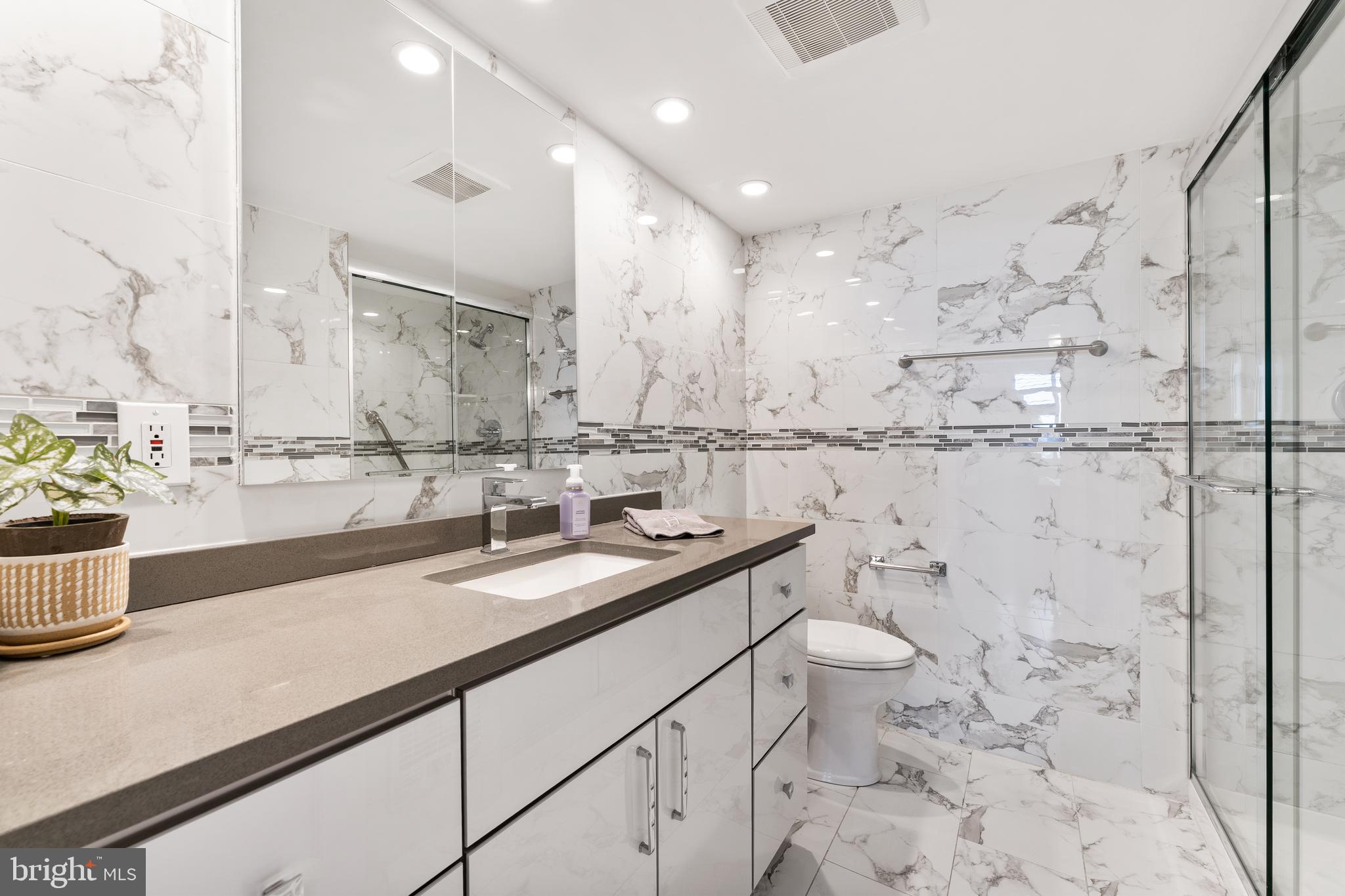 LOGAN SQUARE - Residential