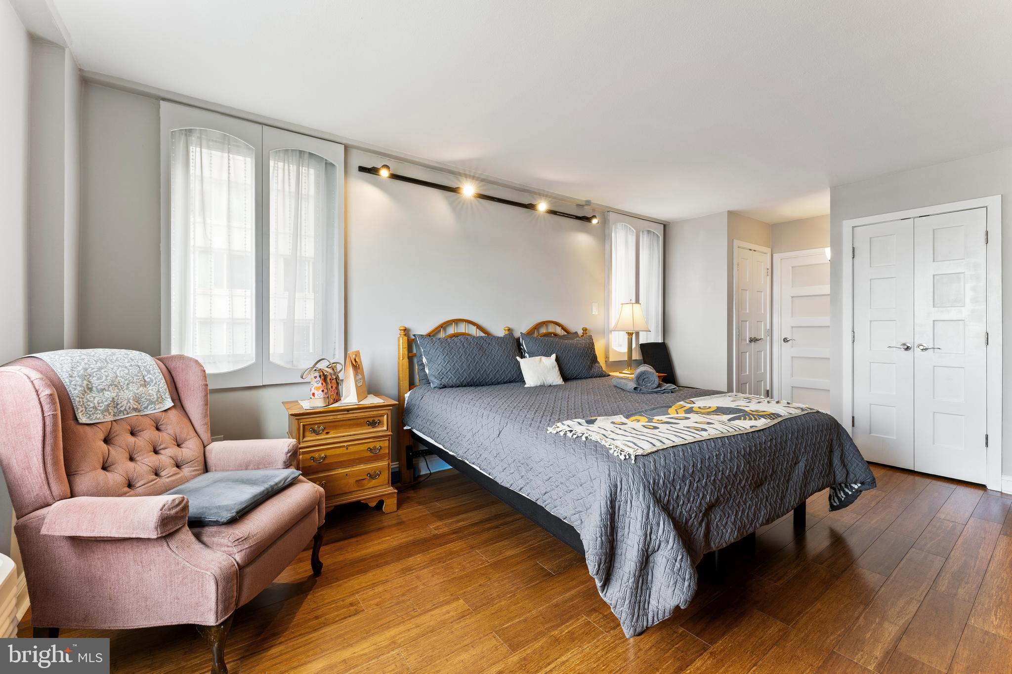LOGAN SQUARE - Residential