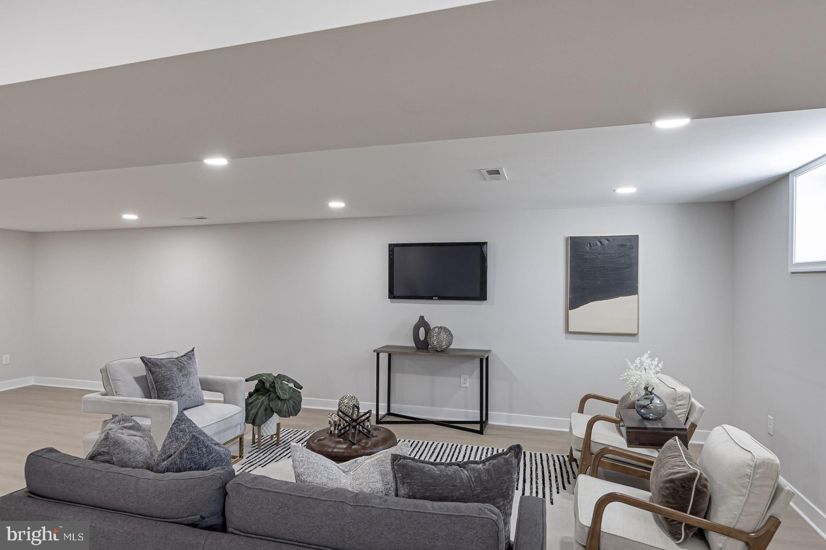 YORK MANOR - Residential