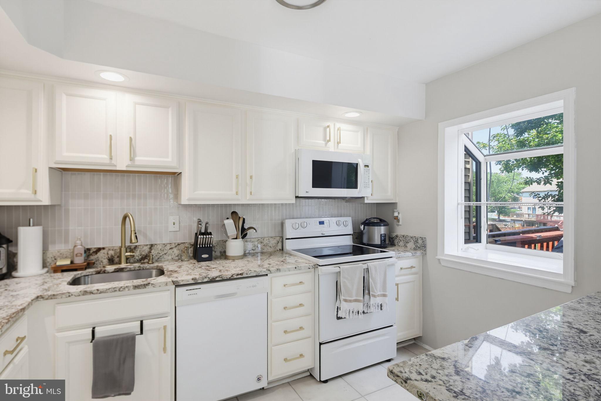 ELIZABETHS LANDING - Residential
