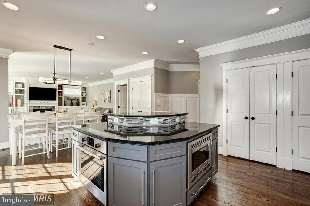 ADDISON HEIGHTS - Residential