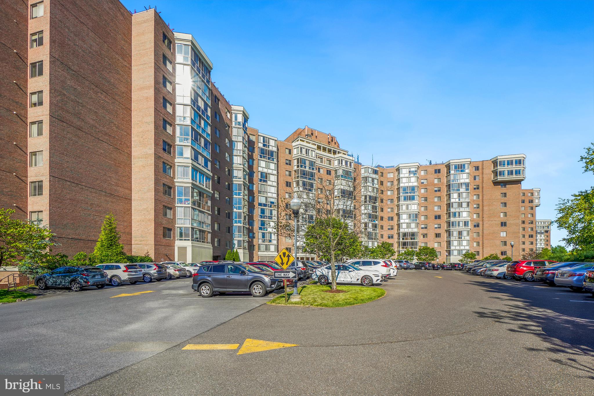 VANTAGE POINT EAST @ LEISURE WORLD - Residential