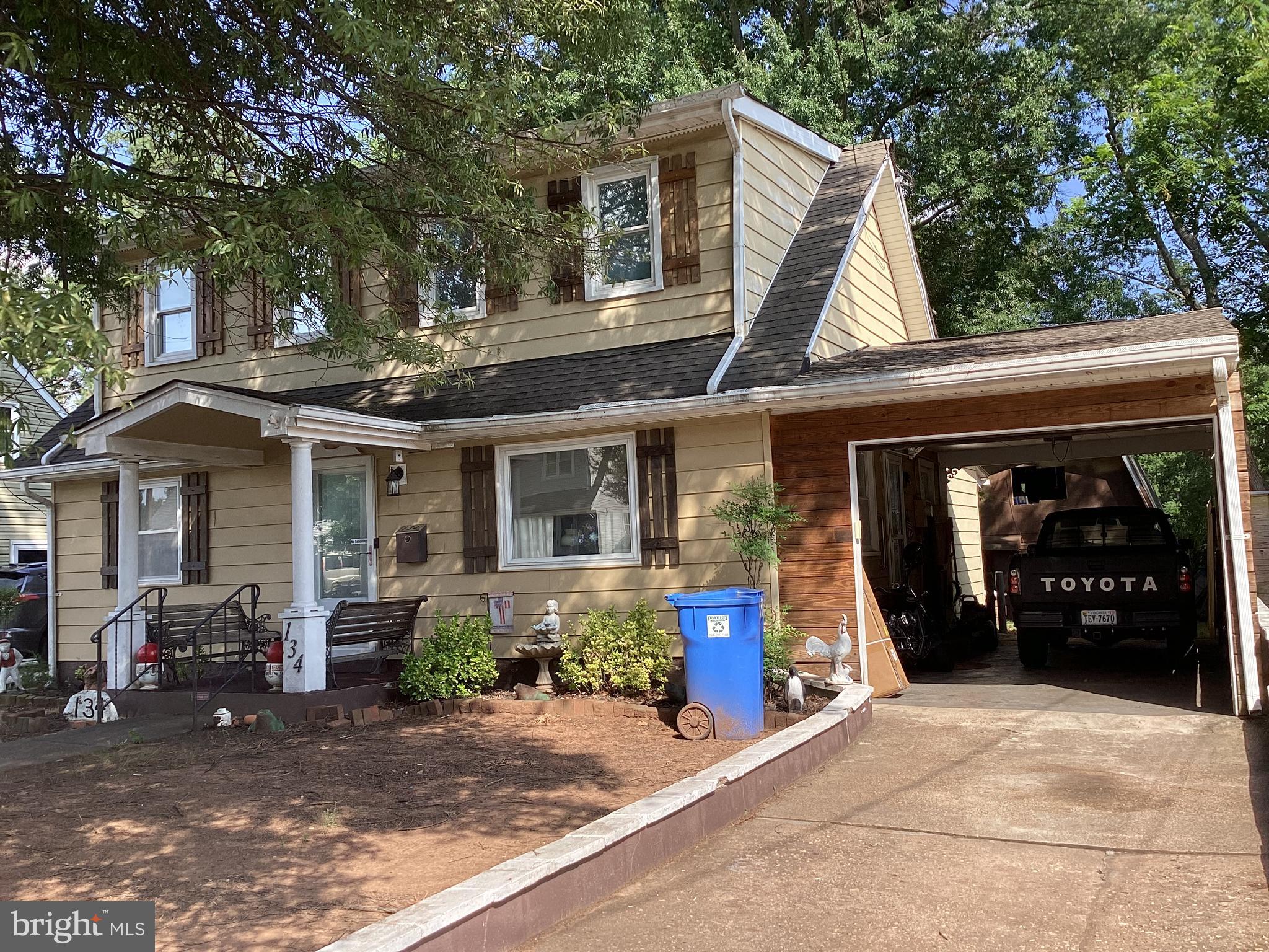 Great opportunity here.!! Priced to sell. Bring your investors.
The house needs some work but there is a lot of house for the price