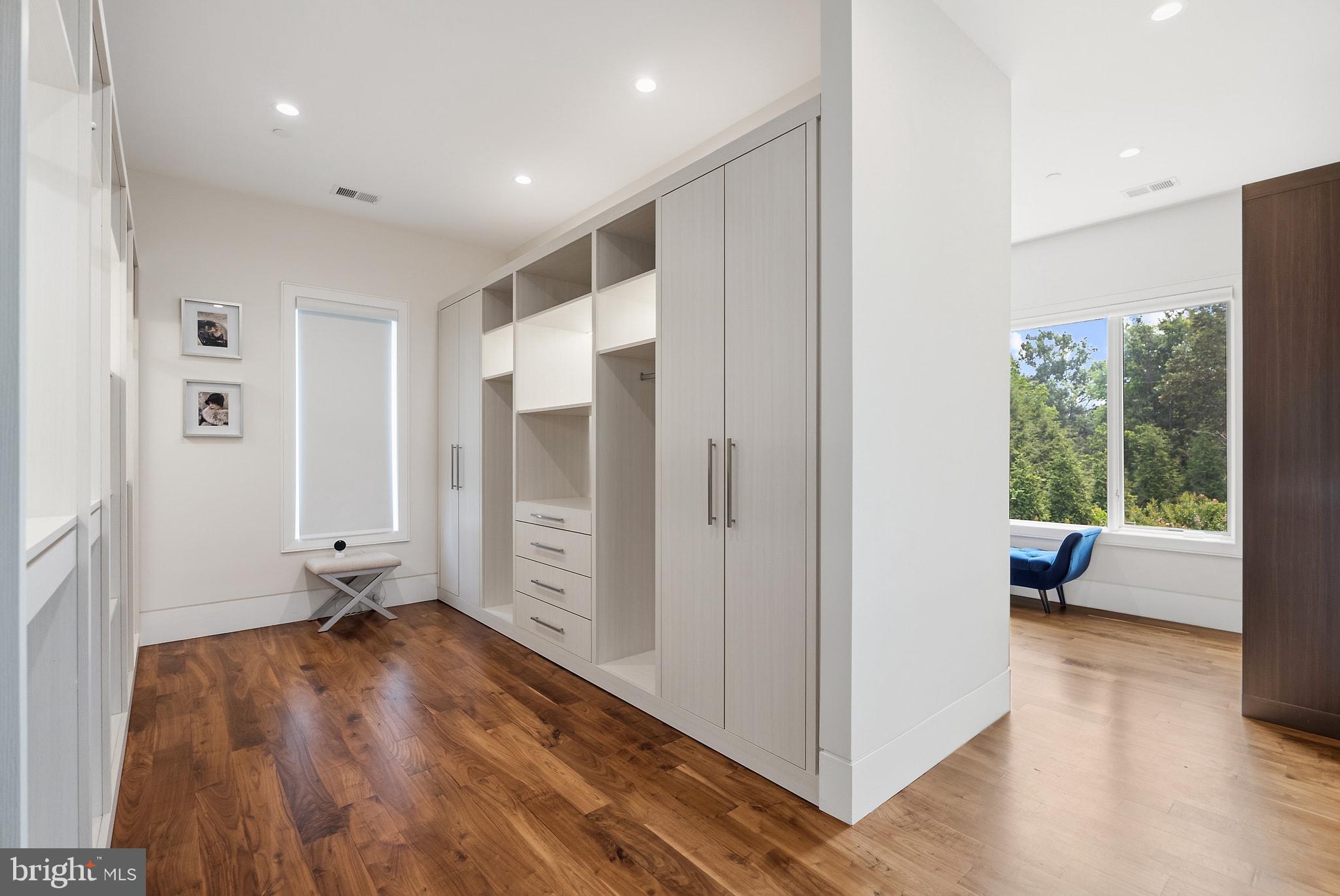 POTOMAC OUTSIDE - Residential