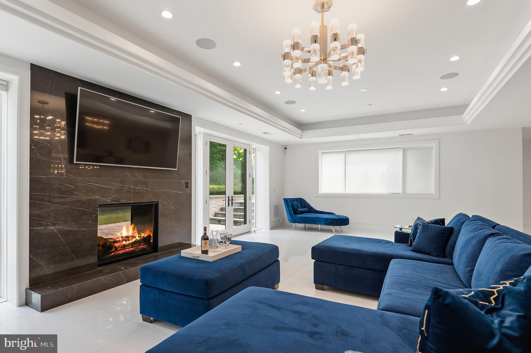 POTOMAC OUTSIDE - Residential