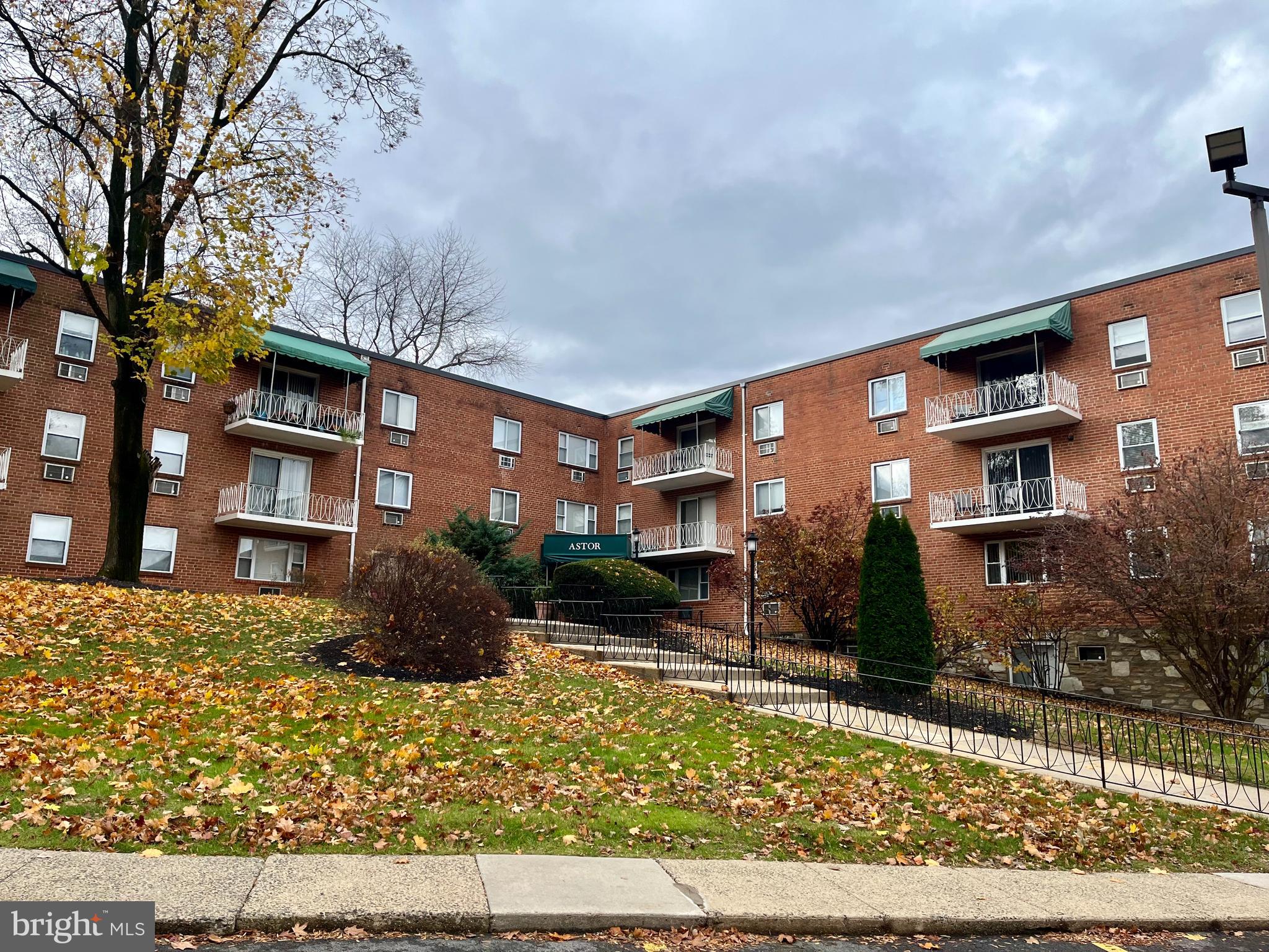 Move right into this freshly painted condo in Wyncote! The seller is even going to leave all of the furniture currently in the home, so that's one less thing to worry about.  The home has one  bedroom and one bath as well as a large living room and eat in kitchen. Heat, water, and sewer are all included in the monthly condo fee, so warm yourself up without any worry of a high heating bill this winter! 
Make your appointment today to view this home and get ready to move right in!