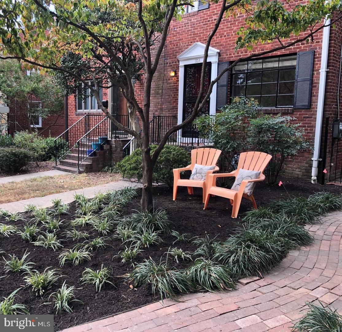 Delightful duplex in super convenient  LOCATION!  Walk to 2 metros; across from Grape and Bean coffee and wine shop.  Tennis court and park are just out front door.  Stroll to Old Town, or explore Del Ray's "Avenue"!  HW floors on two levels, shaded deck off kitchen, spacious, nicely landscaped front, and large back yard with with storage shed for bikes and tools.. Easy street parking in front of house.
