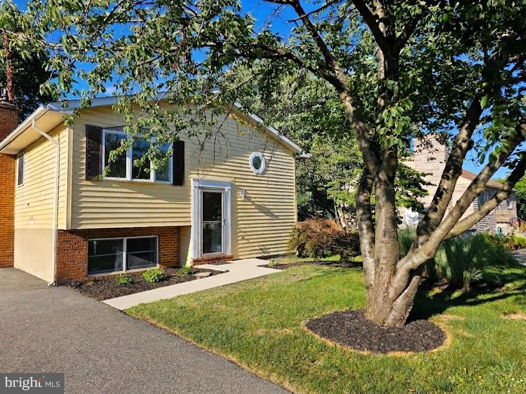 Don’t miss this beautiful 3-bedroom, 3-bathroom home, perfectly blending classic curb appeal with modern updates. The stunning, bright kitchen comes fully equipped with premium stainless steel appliances, sleek white cabinetry, and beautiful granite countertops. Featuring a spacious multi-level layout, this home is ready for its next chapter!!  






COMING SOON!!