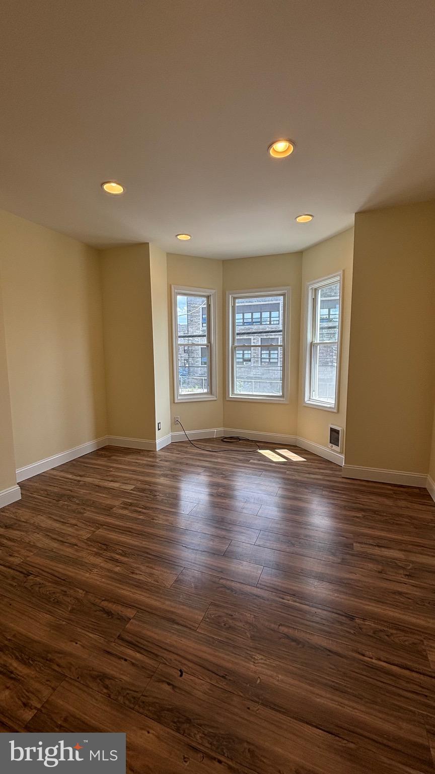 ELMWOOD PARK - Residential