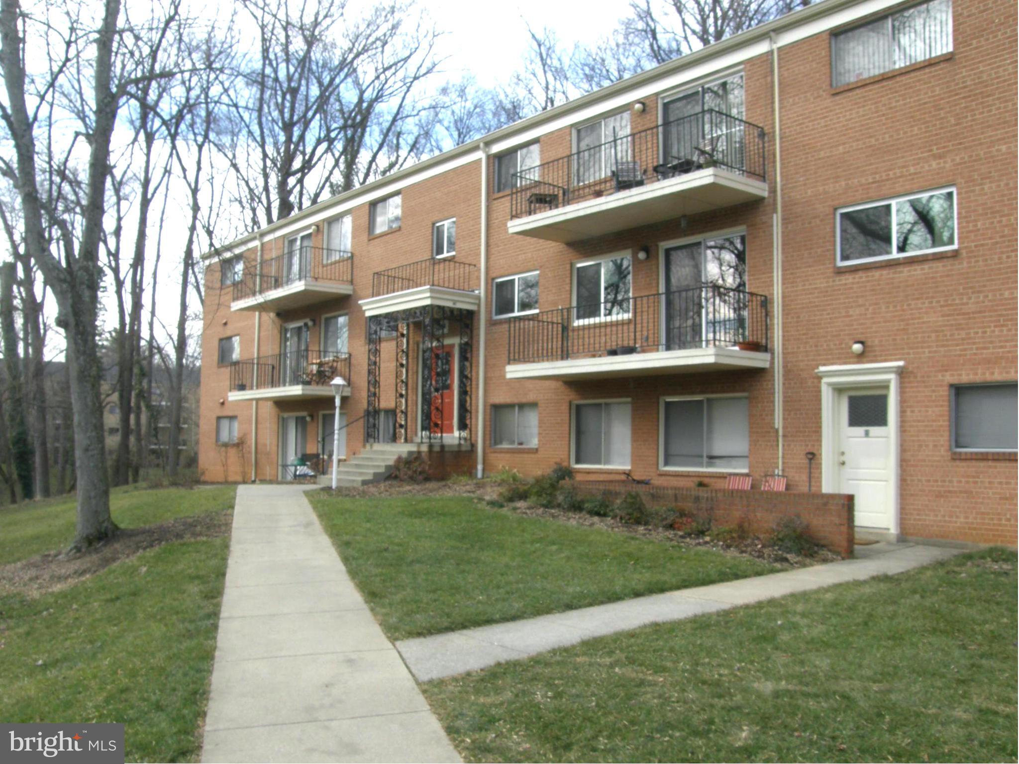 SPACIOUS, SUNNY 2 BEDROOM. TOP FLOOR. BALCONY. MODEL CONDITION WITH RENOVATED KITCHEN AND BATHROOM. RENT INCLUDES UTILITIES (HEAT,AC,ELEC.,GAS, W/S), PARKING AND AMENITIES. WALK TO GROSVENOR  METRO OR MARC STATION IN GARRETT PARK. EASY ACCESS TO BELTWAY AND I-270. NEAR NIH@ WALTER REED BETHESDA MEDICAL. GREAT LOCATION, COMMUNITY & CONDO!