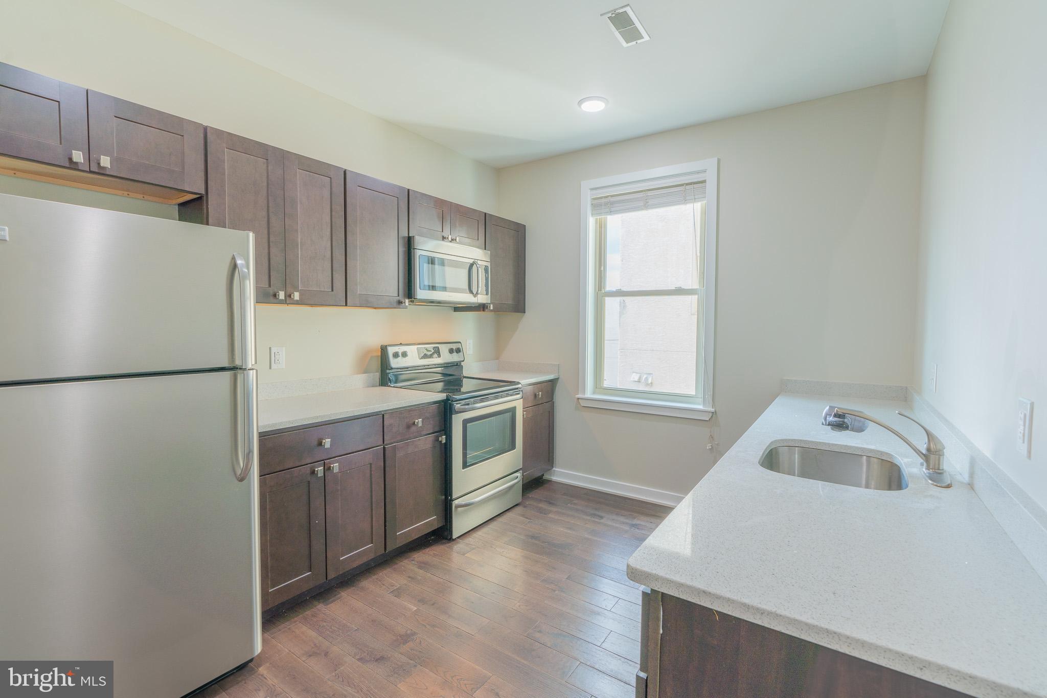 AVAILABLE NOW!

This is a modern, fully furnished 3BD/2BA ROOM FOR RENT available 8/1/2023. Don't worry about searching for roommates! We take care of that for you. This unit has top-of-the-line stainless steel appliances, central a/c, and heat, and gets tons of natural light. Top security keyless entry systems and video monitoring systems are installed as well as other added amenities. Schedule your viewing today! All units will be painted prior to move-in.
