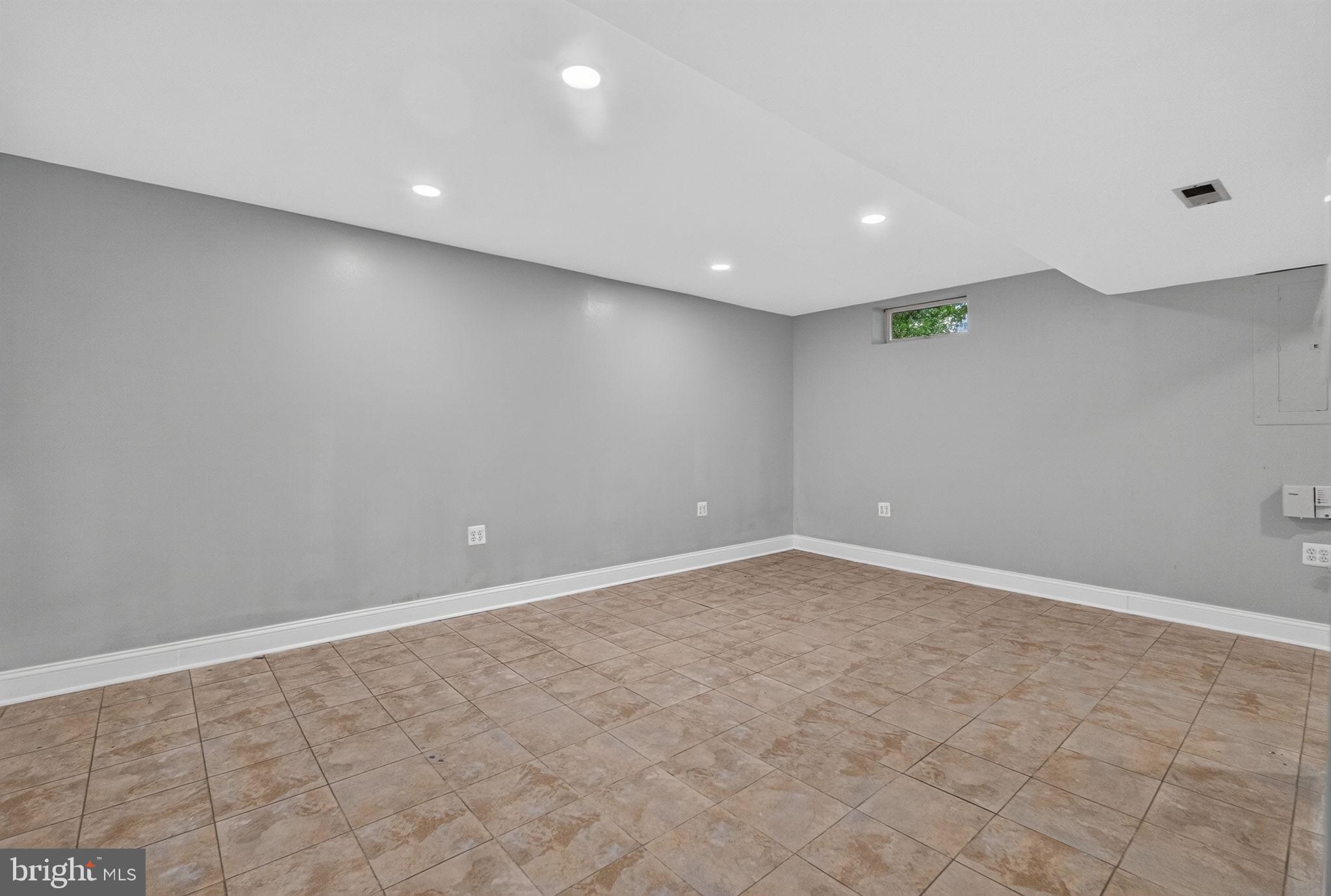 NOTTINGHAM VILLAGE - Residential