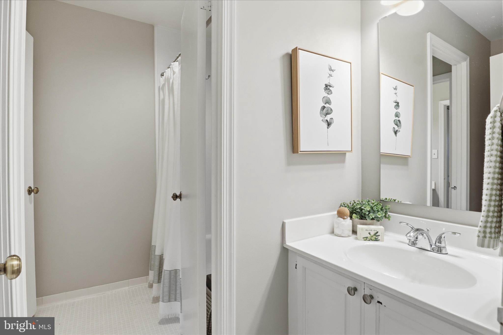 LAUREL MEWS - Residential