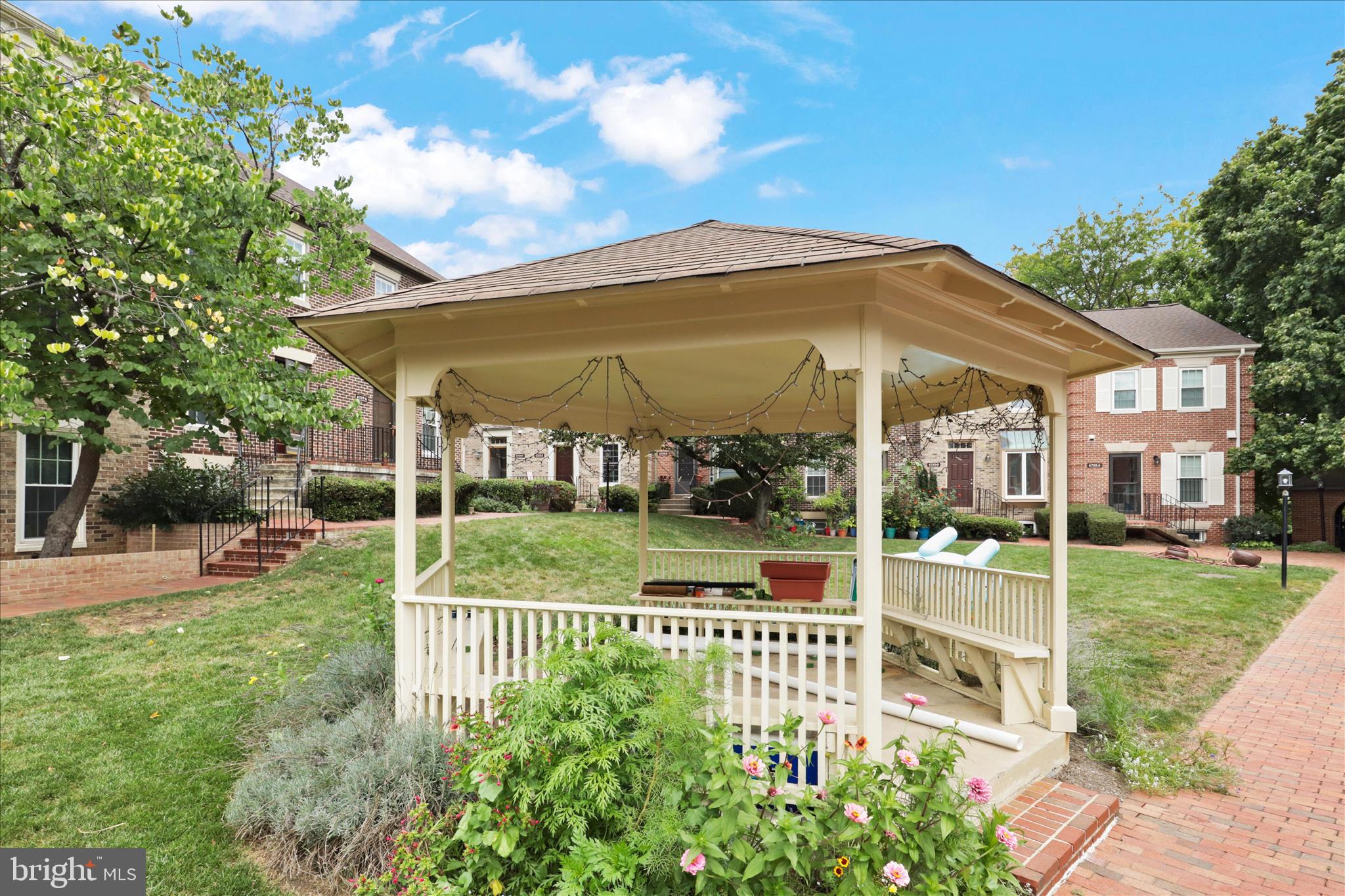 LAUREL MEWS - Residential