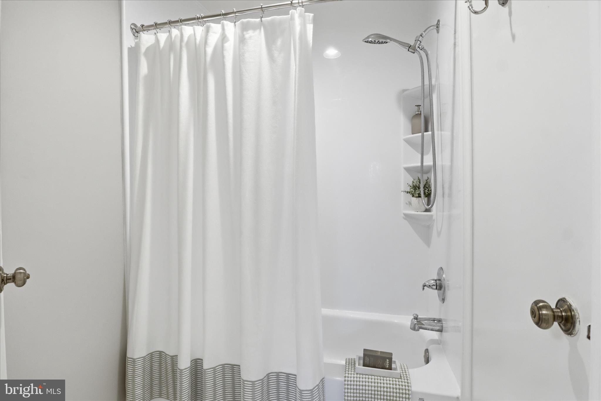 LAUREL MEWS - Residential