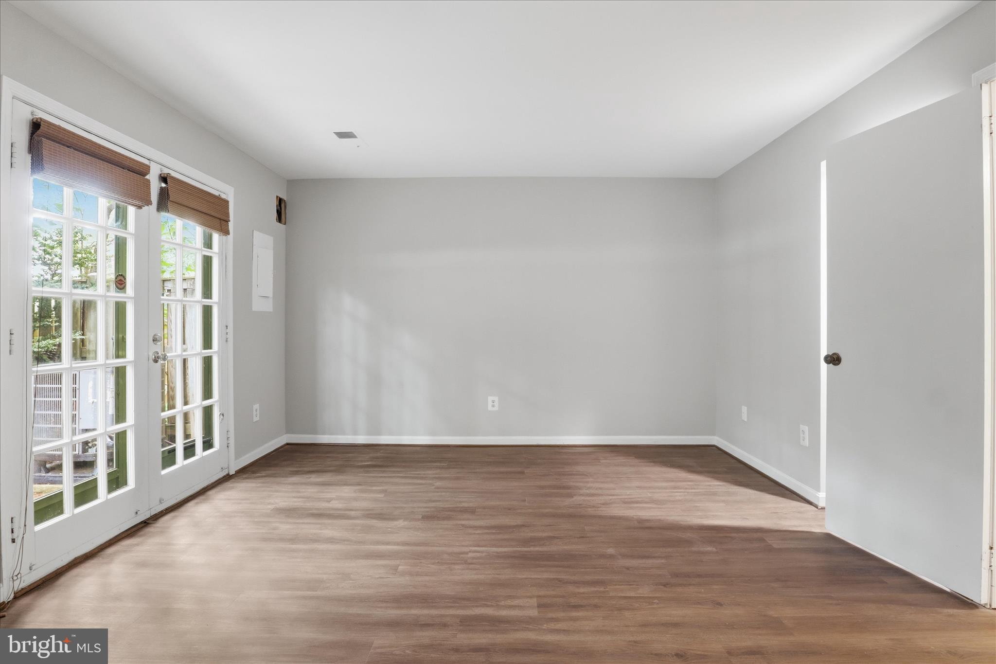 LAUREL MEWS - Residential