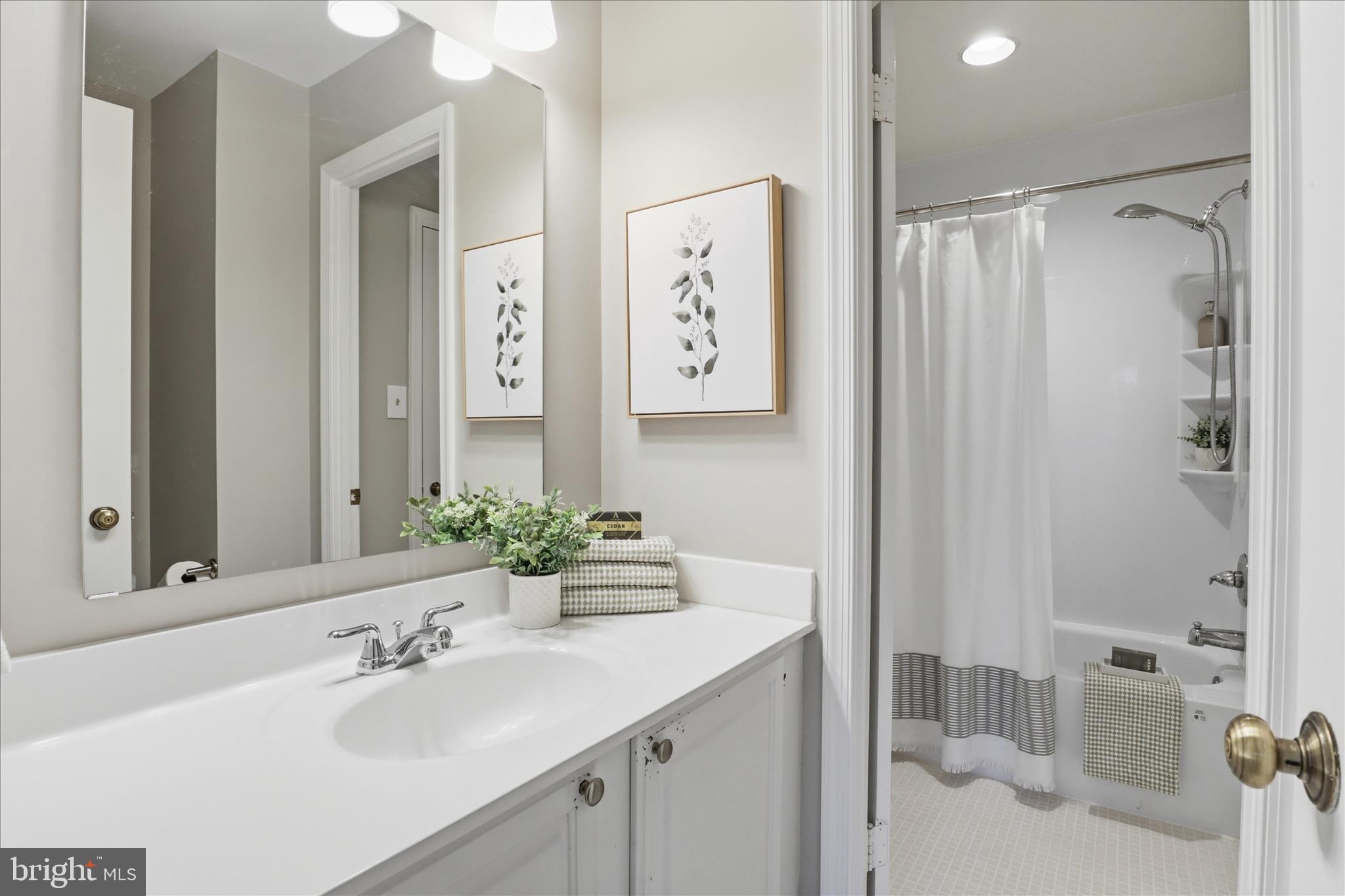 LAUREL MEWS - Residential