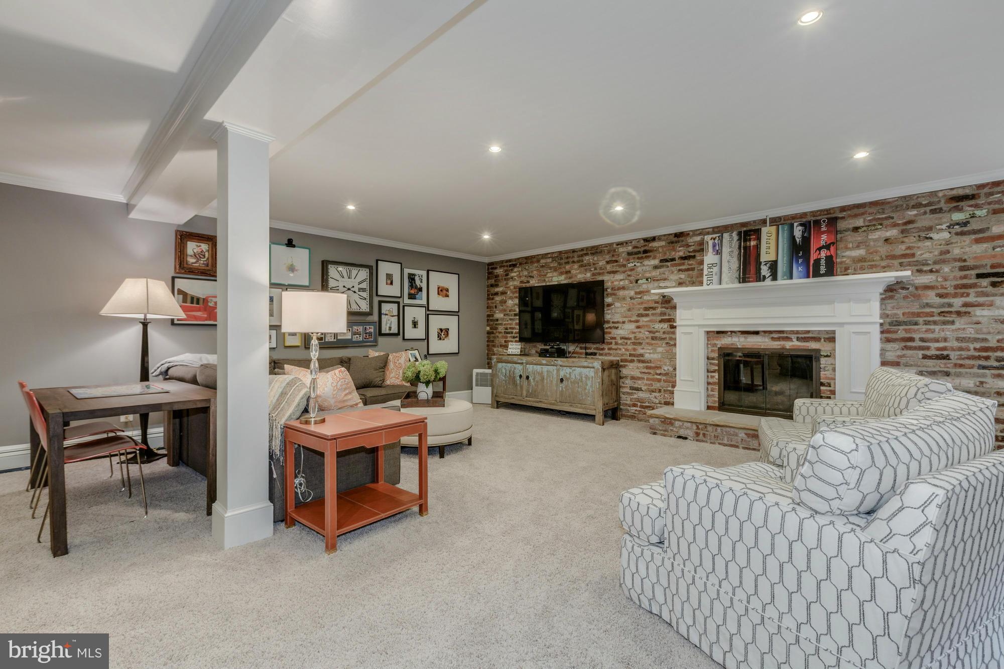 COUNTRY CLUB HILLS - Residential