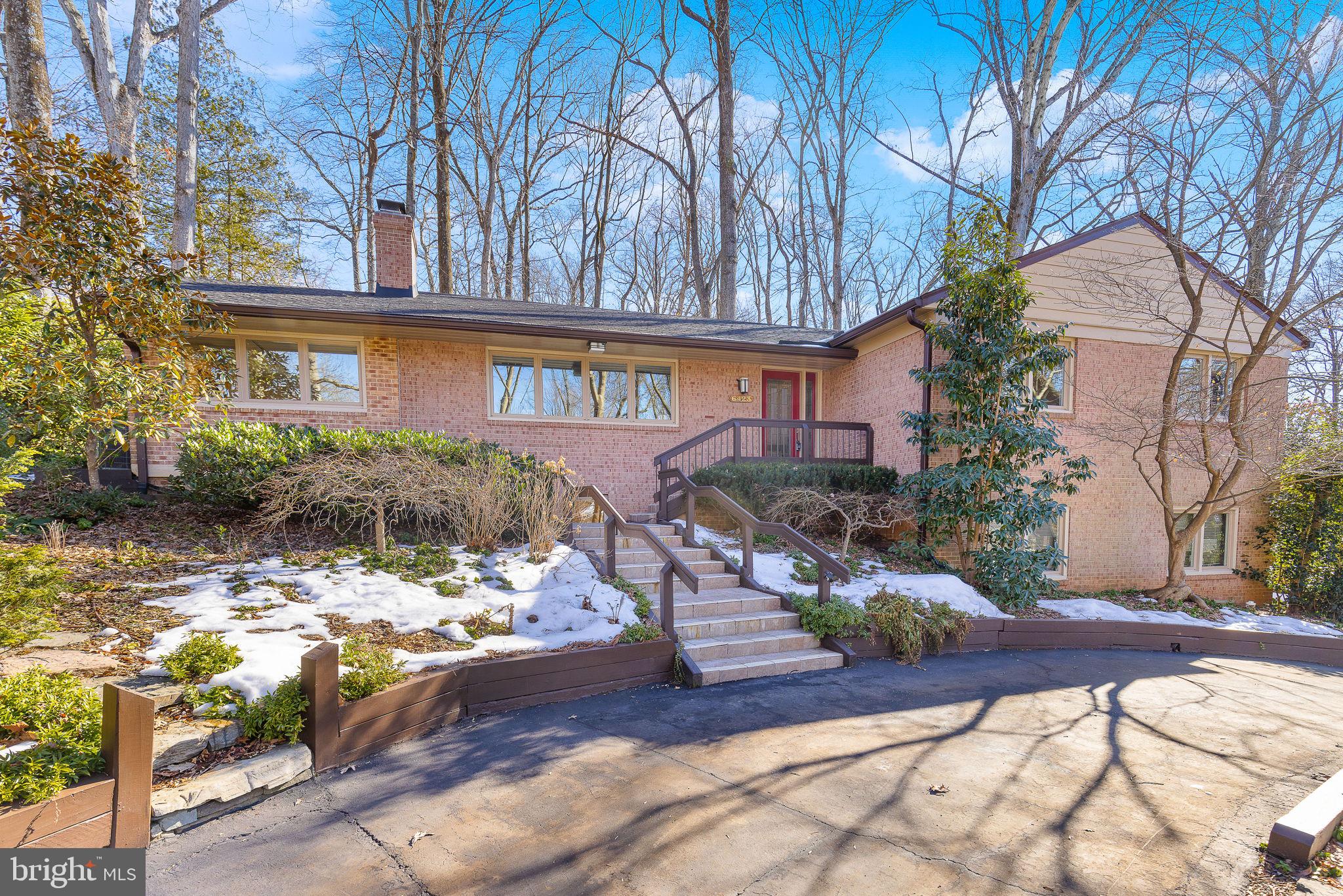 LAKE BARCROFT - Residential