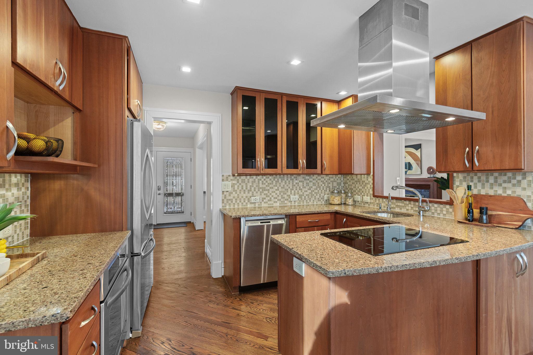LAKE BARCROFT - Residential