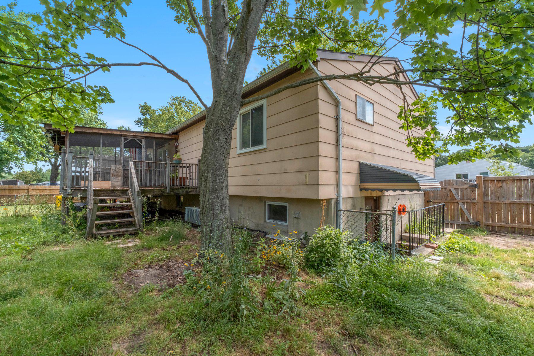 QUEENS PARK - Residential