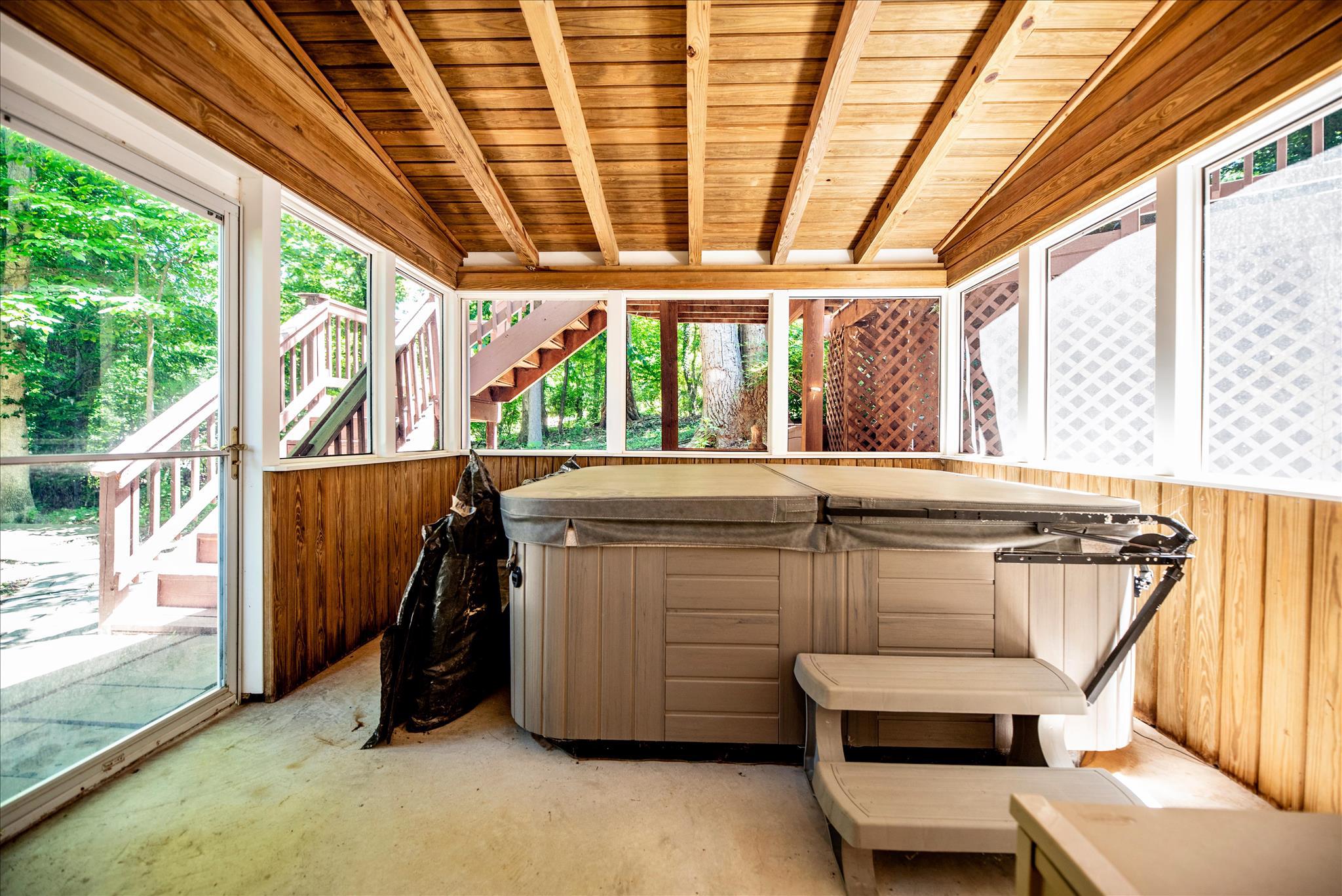WINDSOR KNOLLS - Residential