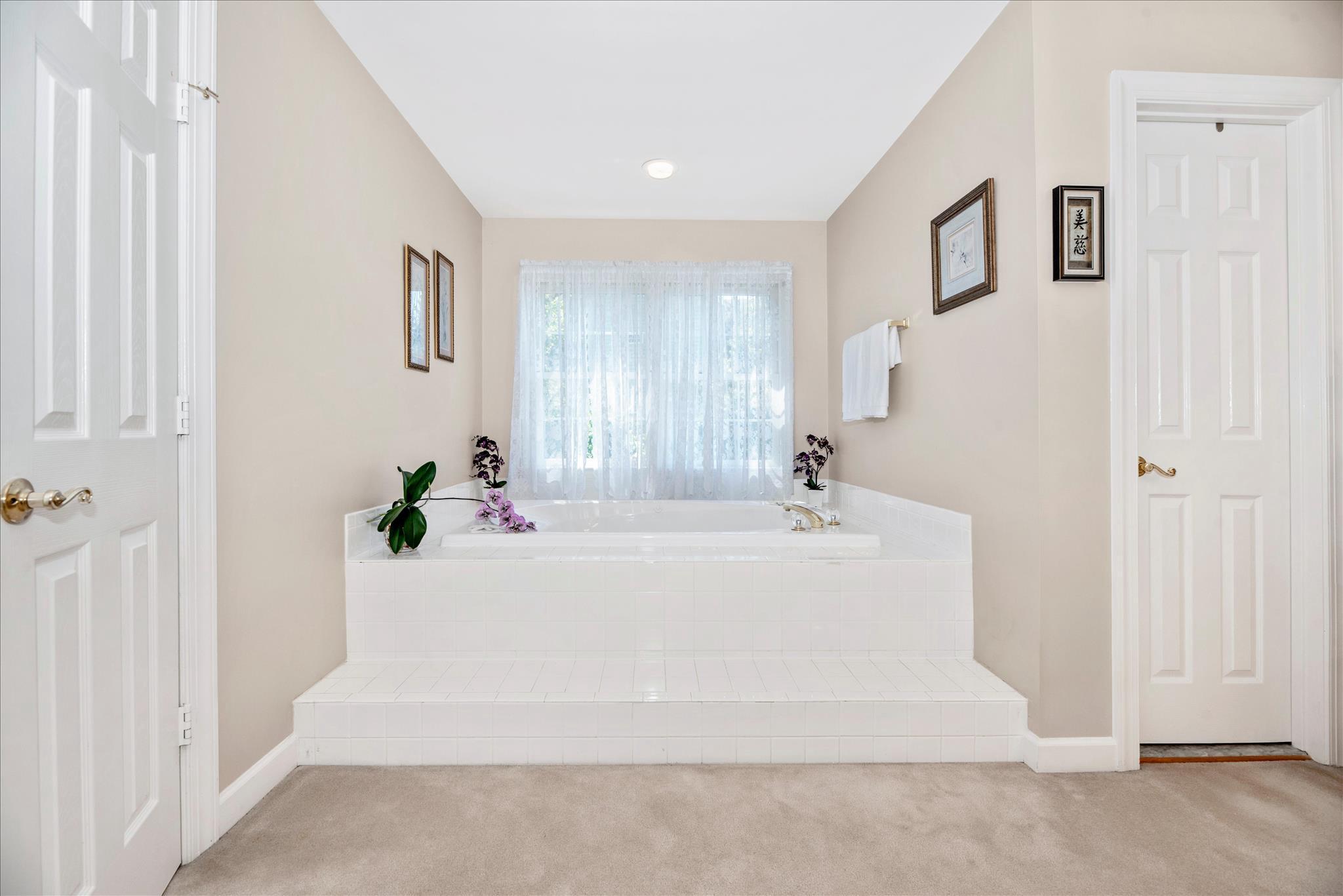 WINDSOR KNOLLS - Residential