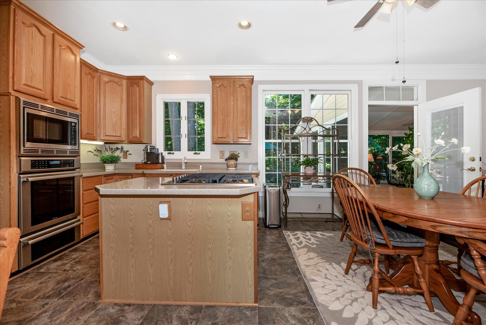 WINDSOR KNOLLS - Residential