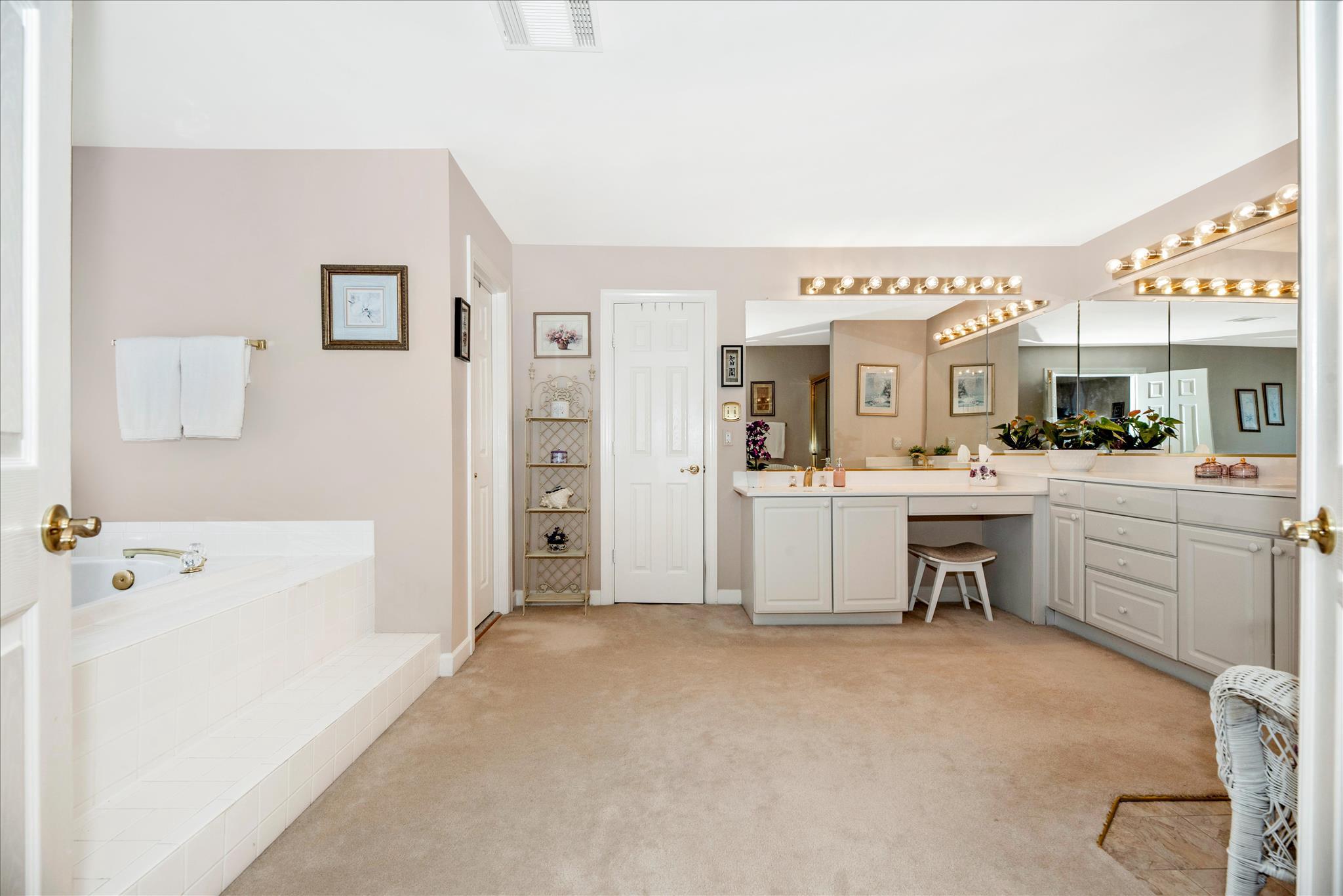 WINDSOR KNOLLS - Residential