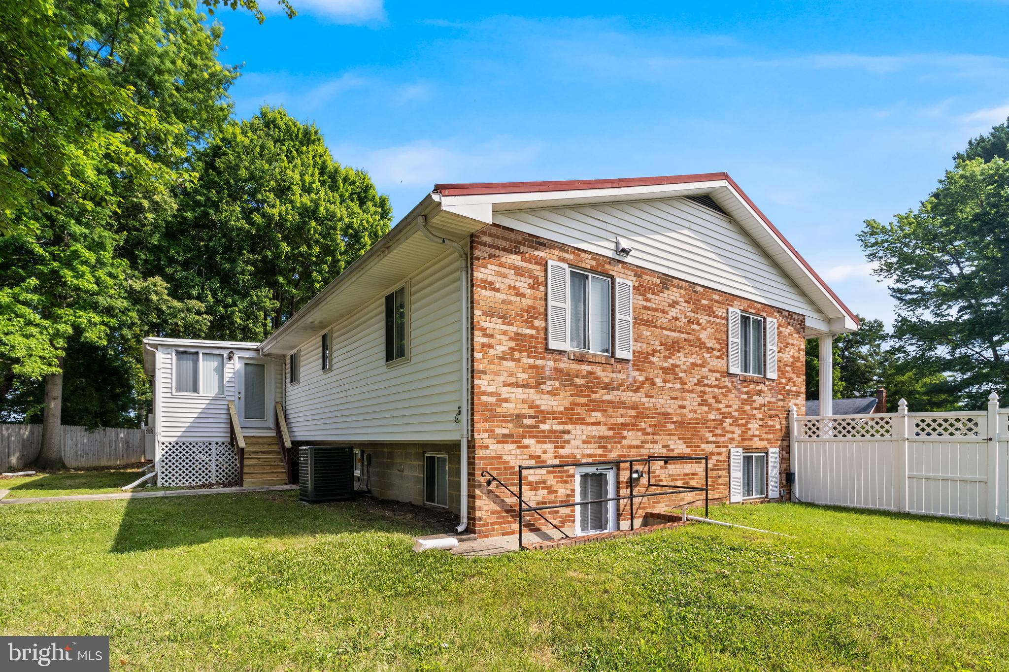 WARBURTON MANOR - Residential
