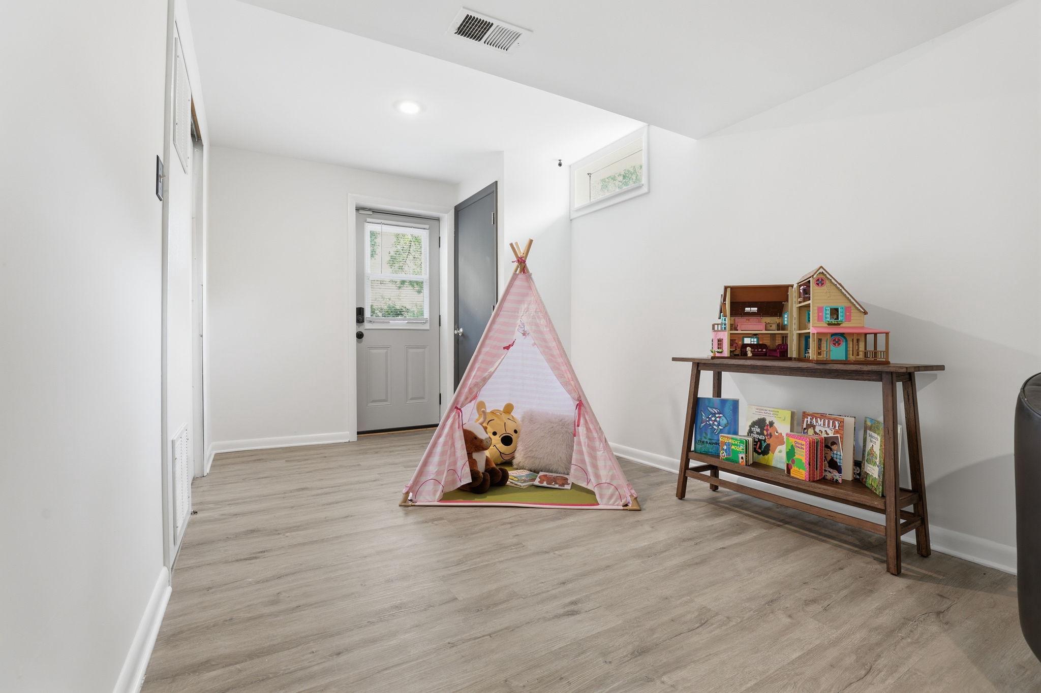 VALLEY STREAM ESTATES - Residential