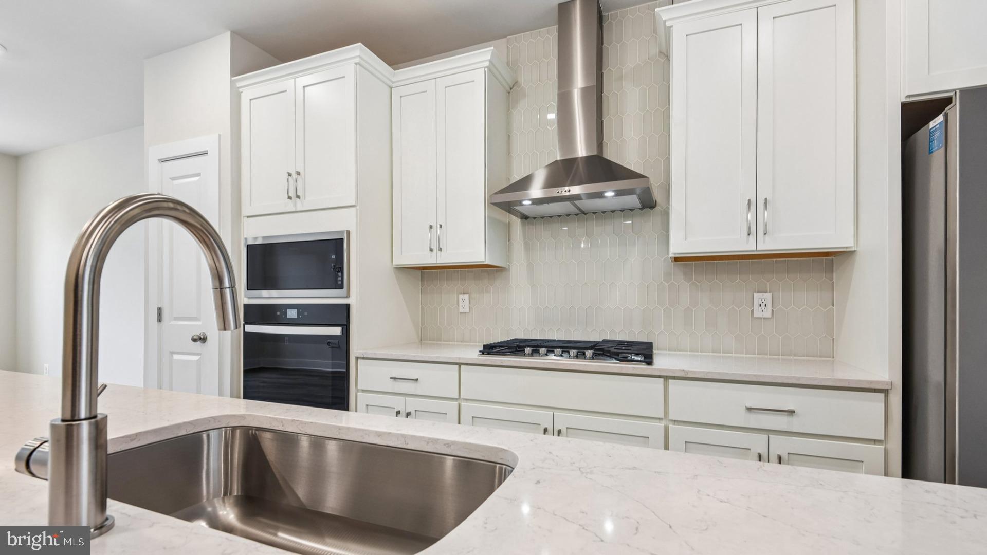 TOTAL INCENTIVE HAS BEEN APPLIED TO THE PRICE ** WITH USE OF APPROVED LENDER AND TITLE!
MOVE-IN READY! An open-concept 4 level townhome with modern finishes and an urban aesthetic! Enter the home through the main entryway or rear load 1-car garage, both of which lead into a spacious rec room with powder room. Ascending to the second level, you will discover the main living space comprised of a sunlit family room, luxury chef kitchen with an oversized island, the dining room is complete with a sliding glass door and rear deck access. When it's time to relax, retreat to the primary suite, a private getaway that can be found on the third level of the townhome. Spacious by design, this suite offers large closets and a spa-like bath room complete with a dual sink vanity, private water closet, and roman shower. The laundry room is also located on the third level, conveniently accessible from the primary suite and secondary bedroom. Enjoy stunning views from the fourth level's loft deck, a private outdoor living area perfect for entertaining. The fourth floor offers a 3rd bedroom and full bathroom, spacious rec room with wet bar. ***THIS PROPERTY MAY QUALIFY FOR THE BROWNFIELD TAX CREDIT. WHICH COULD RESULT IN UP TO A 70% REDUCTION IN ANNUAL CITY PROPERTY TAXES FOR TEN YEARS***