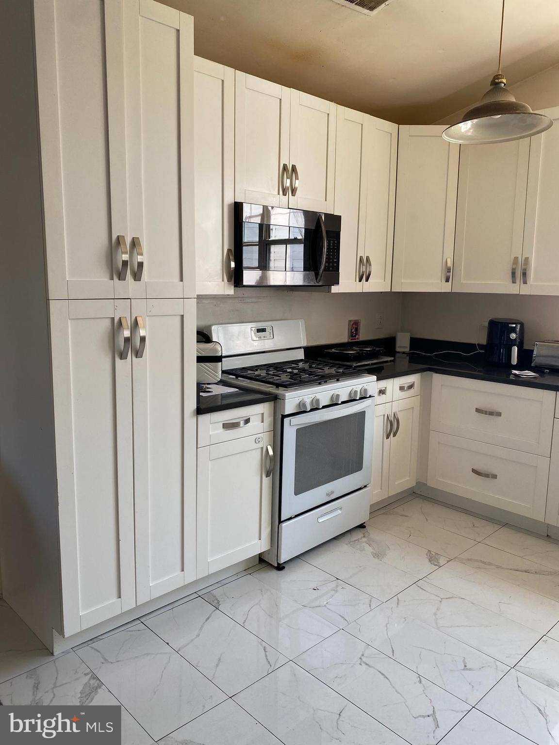 GRETTAS ADDN TO RIVERDAL - Residential