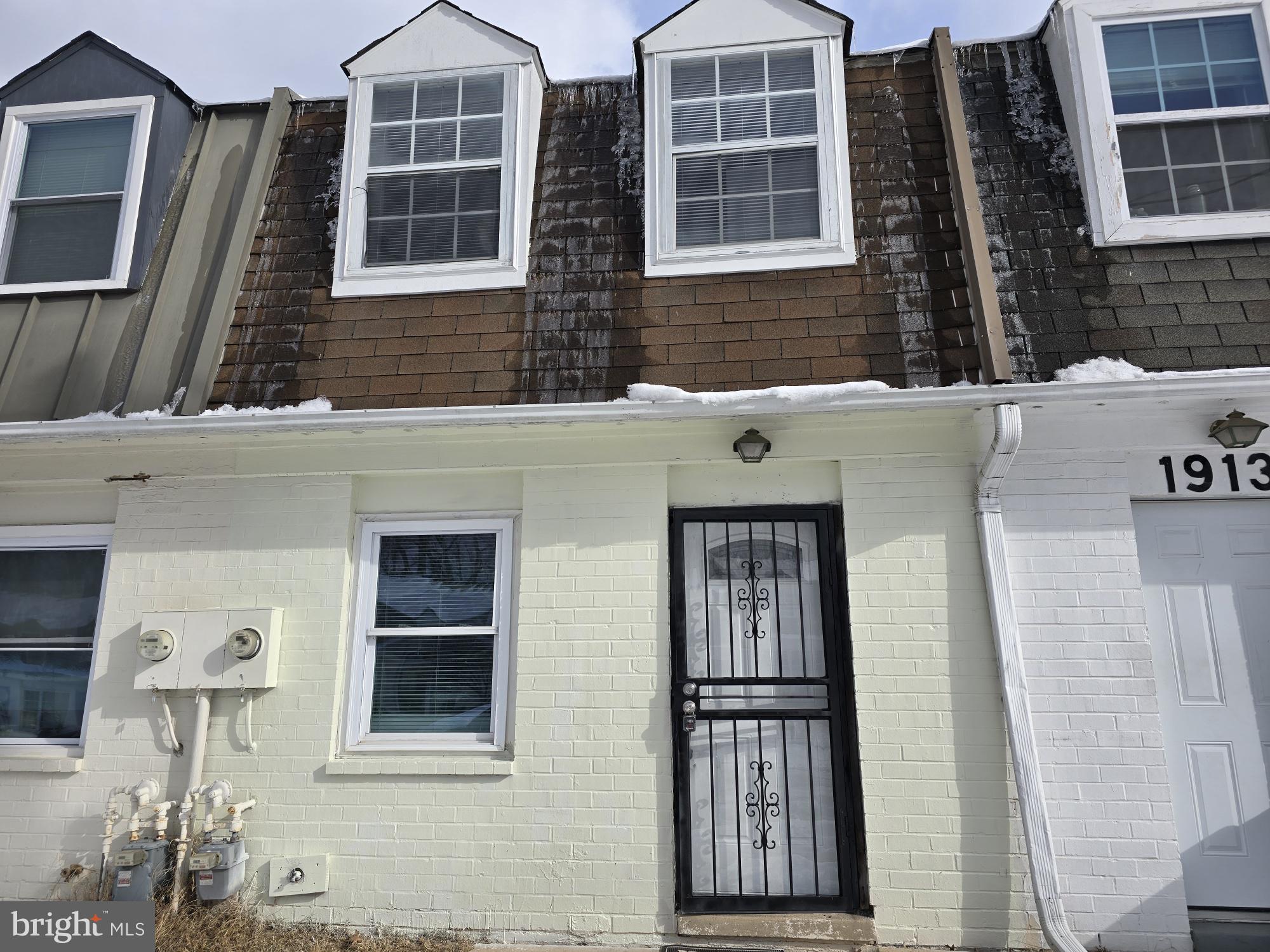 !!! Beautiful townhome.  fenced in yard..Come view and make this house your new home.