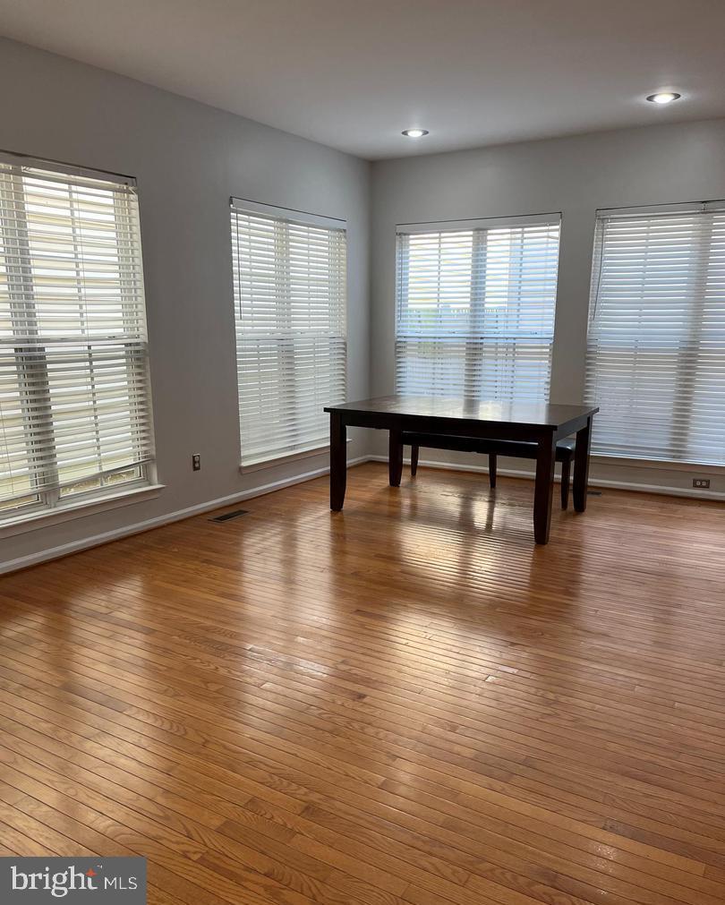 LORTON TOWN CNTR LANDBAY - Residential