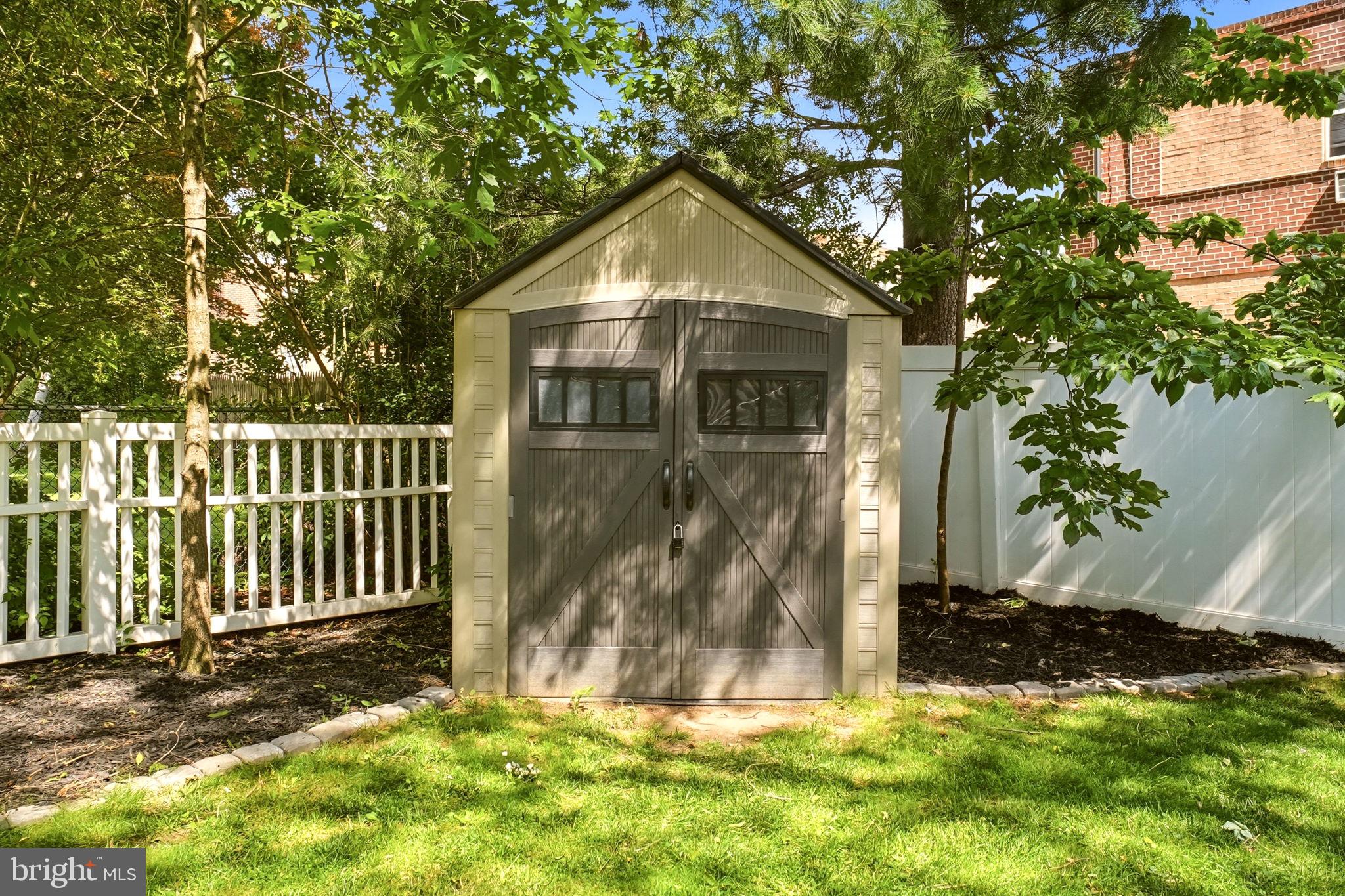 ROXBOROUGH - Residential