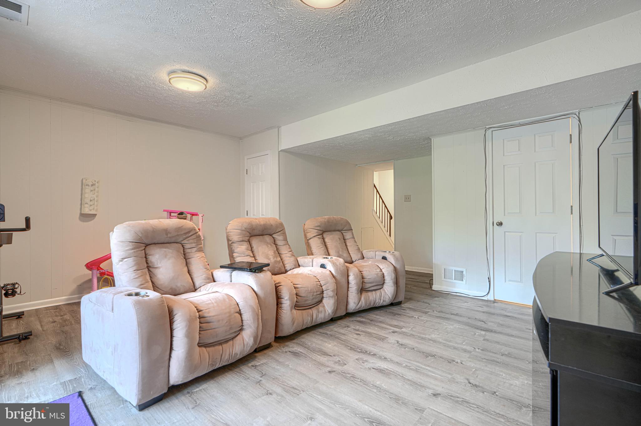 SEVEN COURTS - Residential