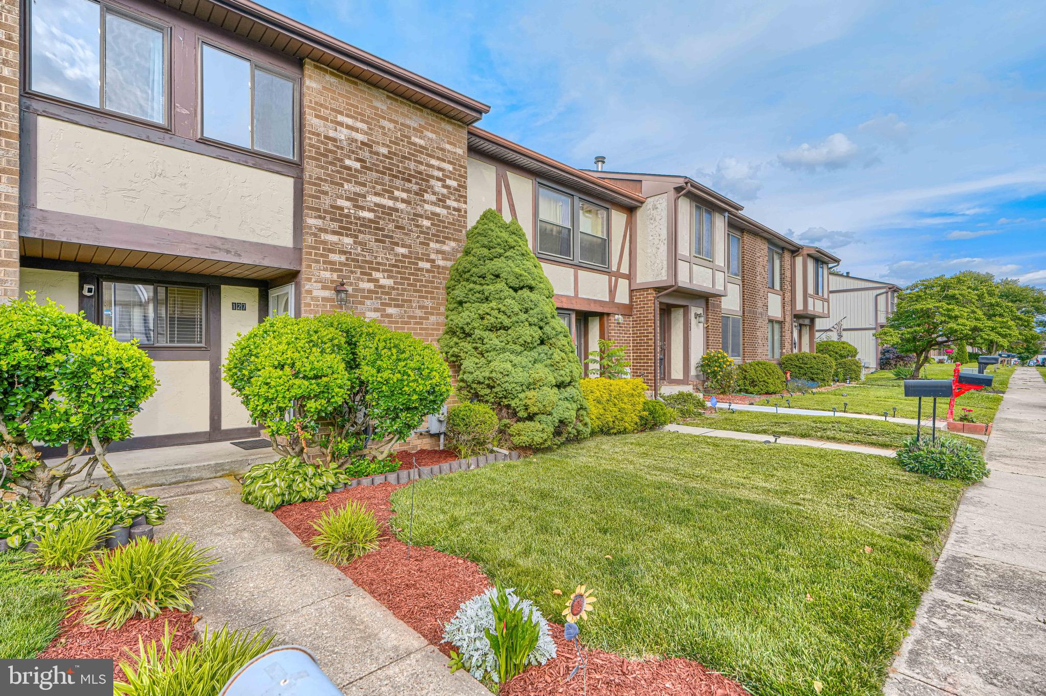 SEVEN COURTS - Residential