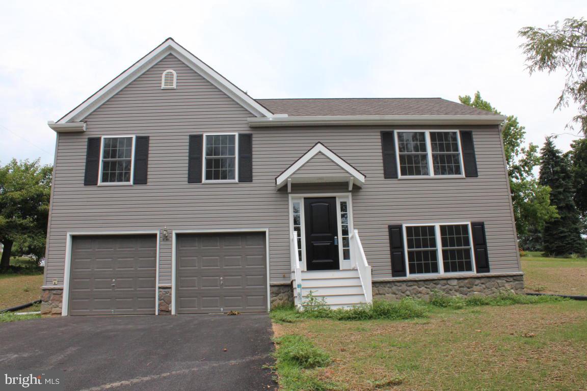 BRAND NEW FROM LANCASTER HOME BUILDERS!! LARGE OPEN FLOOR PLAN*VAULTED CEILINGS IN LR/DR AREA*UPGRADED KITCHEN, HW CABINETS W/CROWN MOLDING, BRUSH NICKEL HARDWARE, GRANITE COUNTER TOPS, SS APPLIANCES*BULL-NOSED CORNERS*12X14 PATIO*HARDWOOD FLOORS IN LIVING RM*HUGE YARD FOR ENTERTAINING*EXTRA DEEP 2 CAR GARAGE*EASY ACCESS TO HIGHWAYS, ENTERTAINMENT, SHOPPING, ETC.